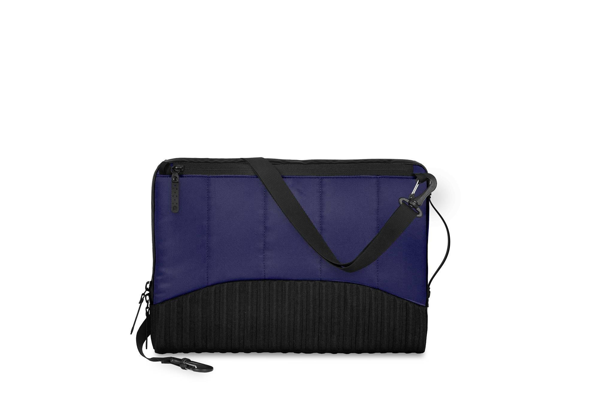 Dunkelblaue Tasche mit schwarzem Riemen und Reißverschluss, weißer Hintergrund.