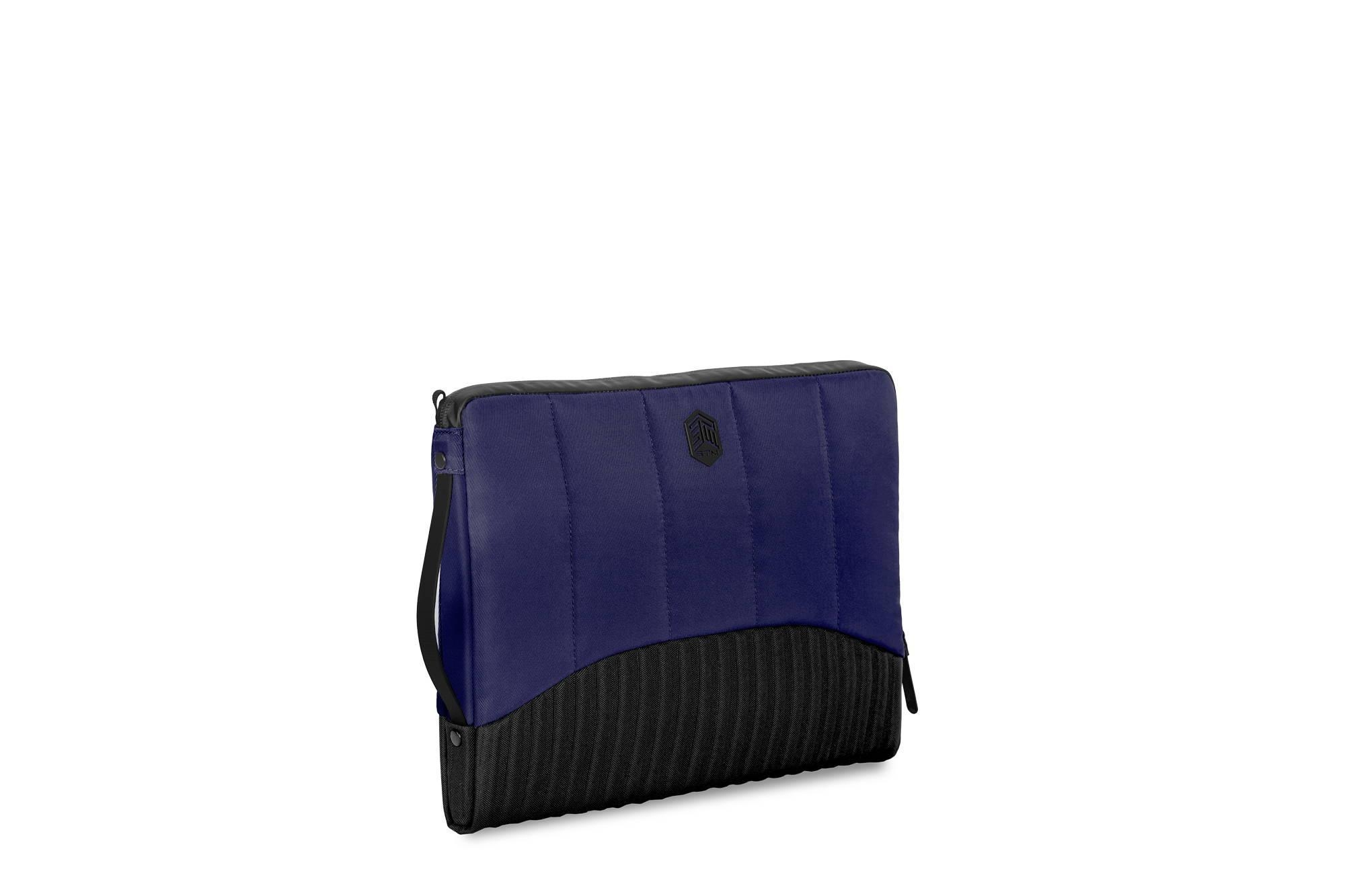 Dunkelblaue Laptoptasche mit schwarzem Stoffboden und Logo.