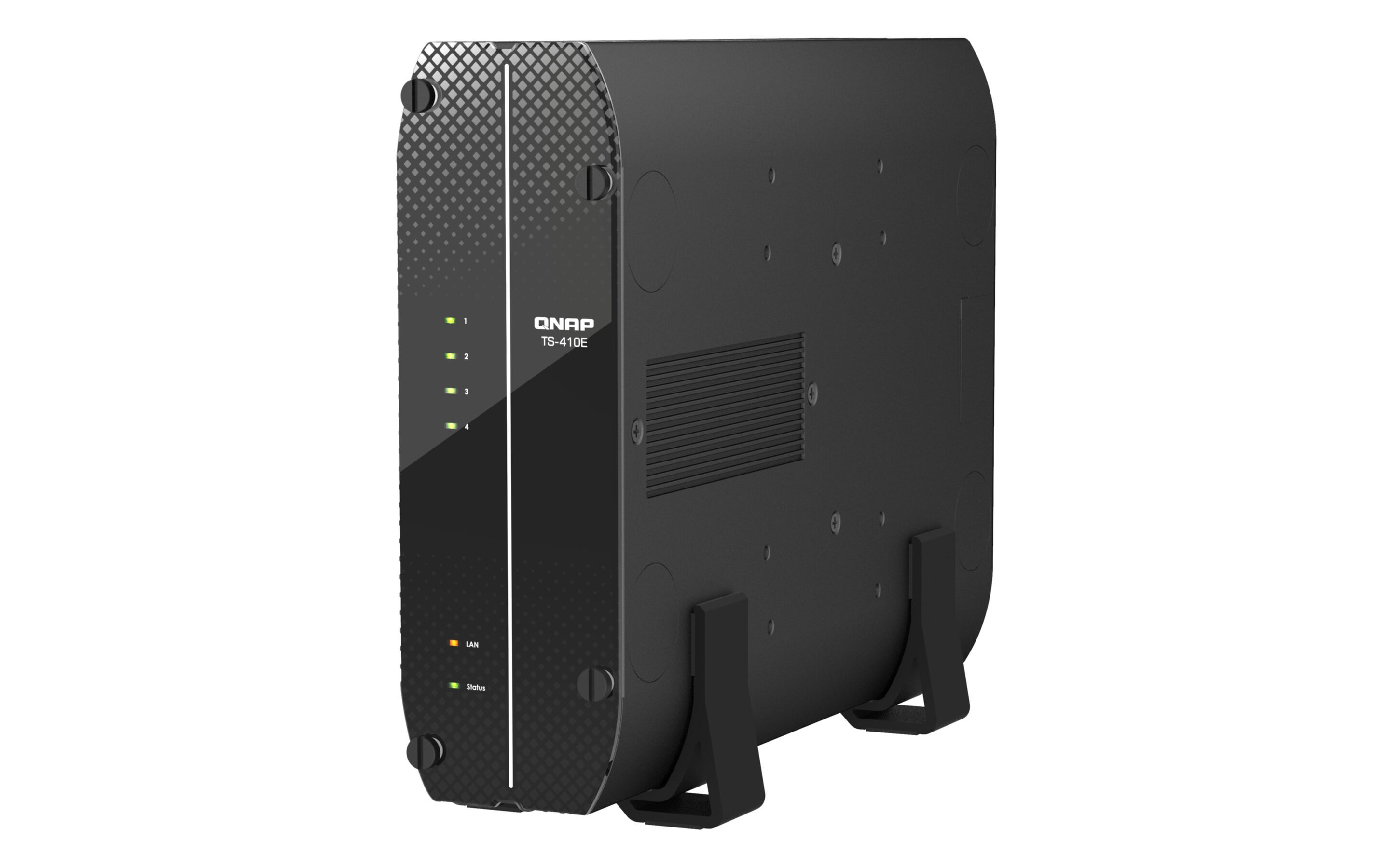 Ein schwarzes QNAP TS-410E NAS-Gerät mit LED-Anzeigen auf weißem Hintergrund.