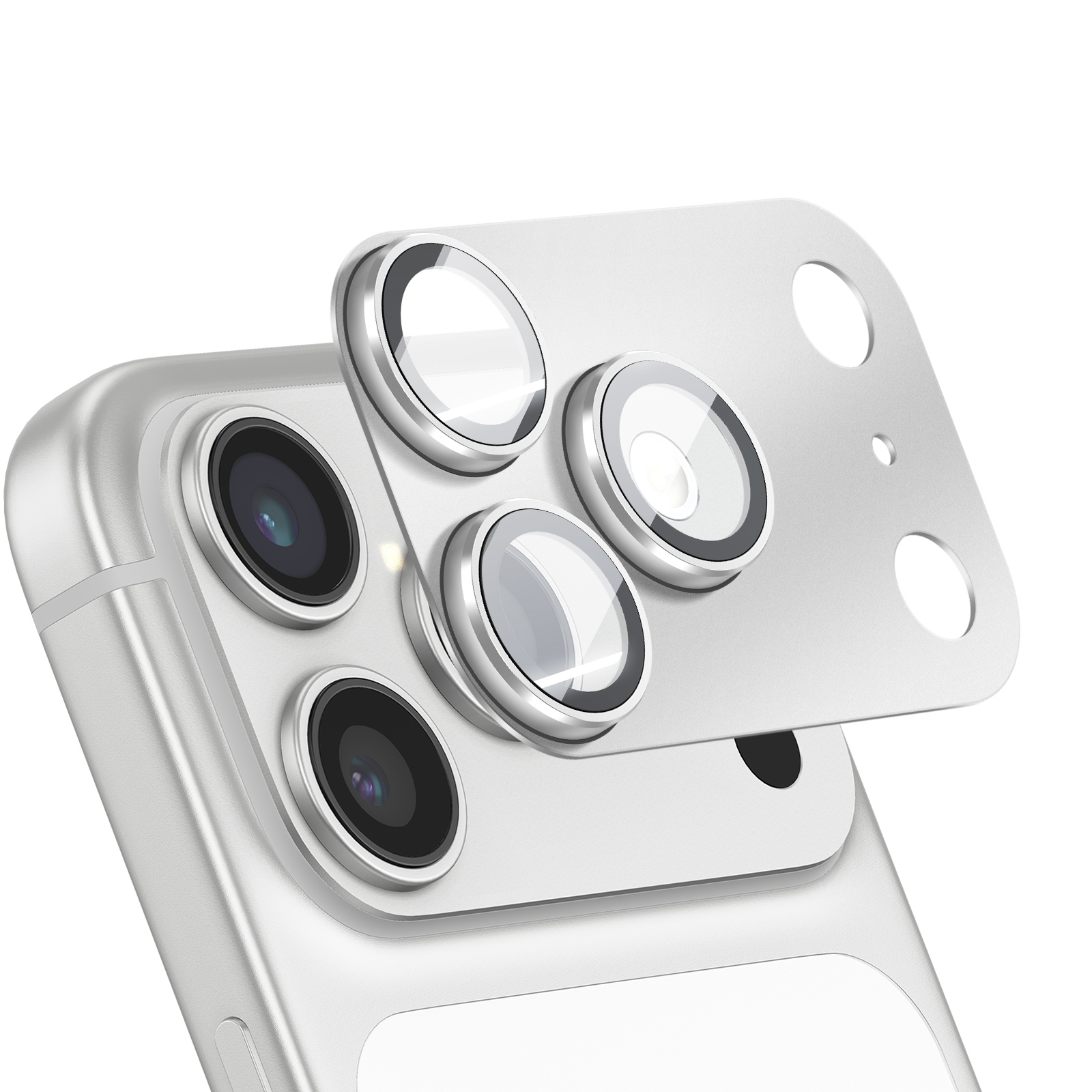 Zilveren smartphone met vier cameralenzen en een beschermfolie.