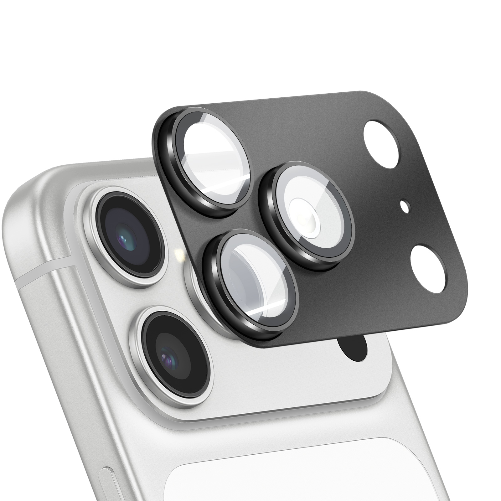 Un smartphone argenté avec trois objectifs de caméra et un film protecteur noir.