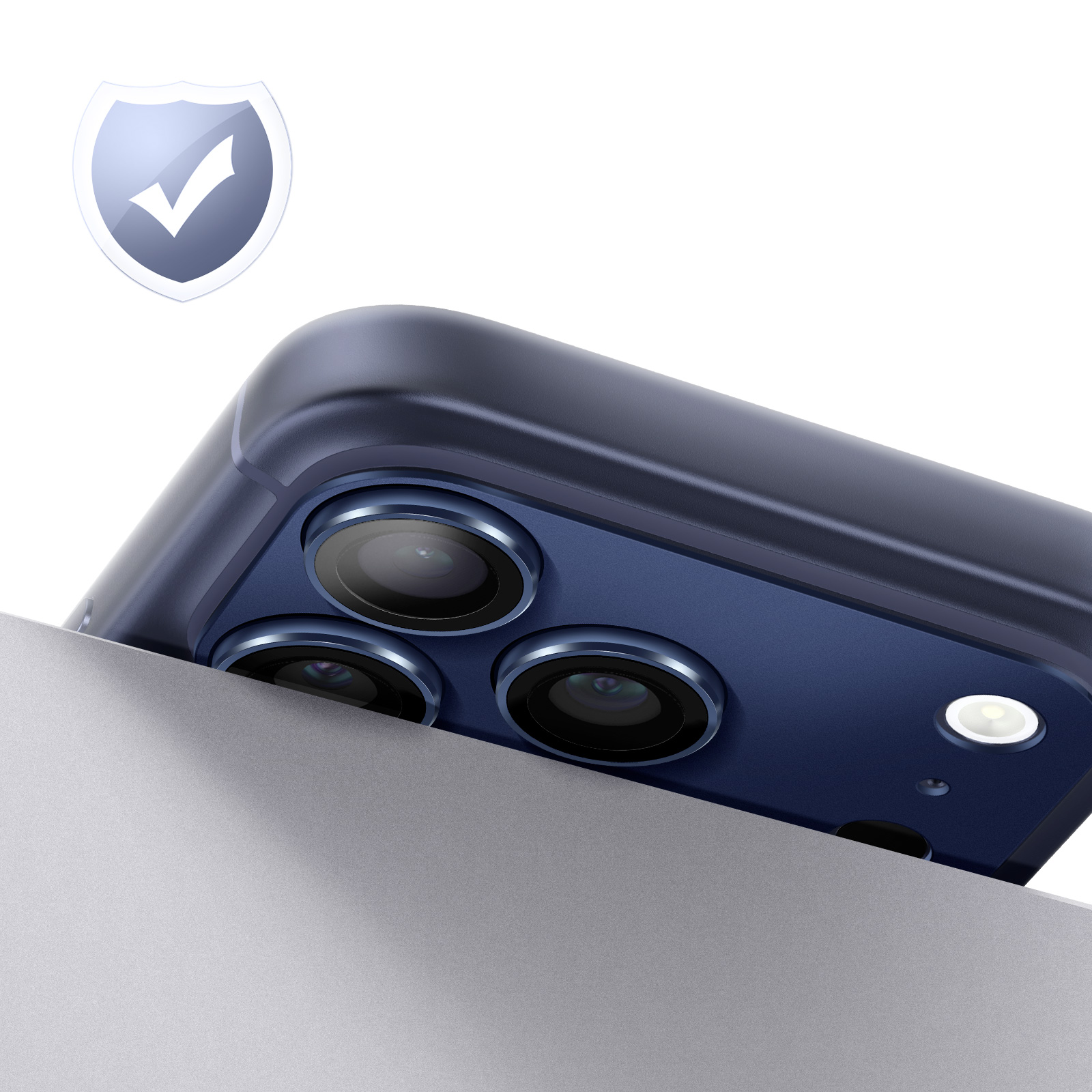 Donkerblauwe smartphone met drie camera's en een schildicoon linksboven.