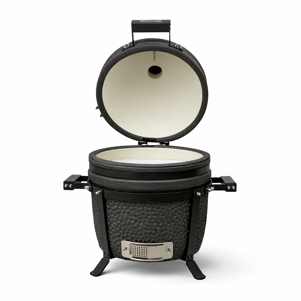 Ein schwarzer Keramikgrill mit geöffnetem Deckel und Grillrost.