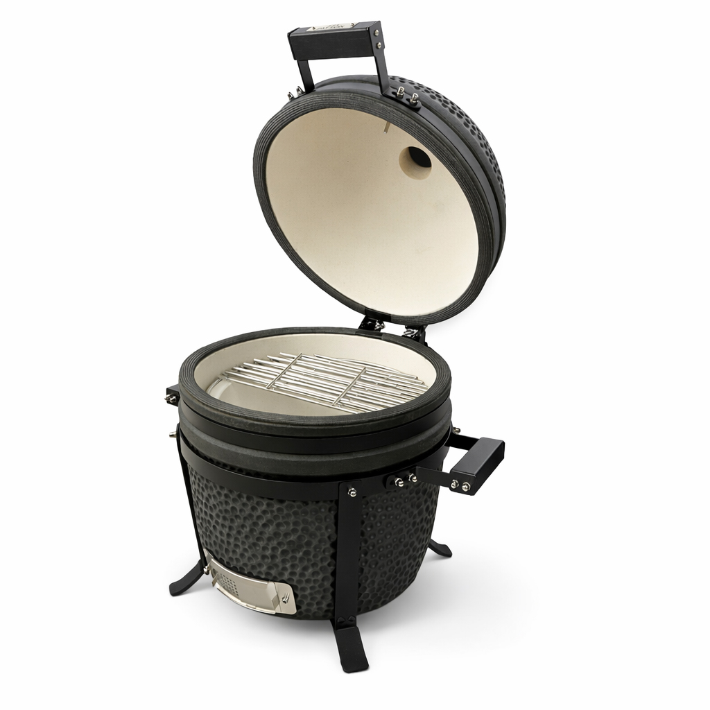 Ein schwarzer Keramikgrill mit offenem Deckel, Metallrost und Ständer.