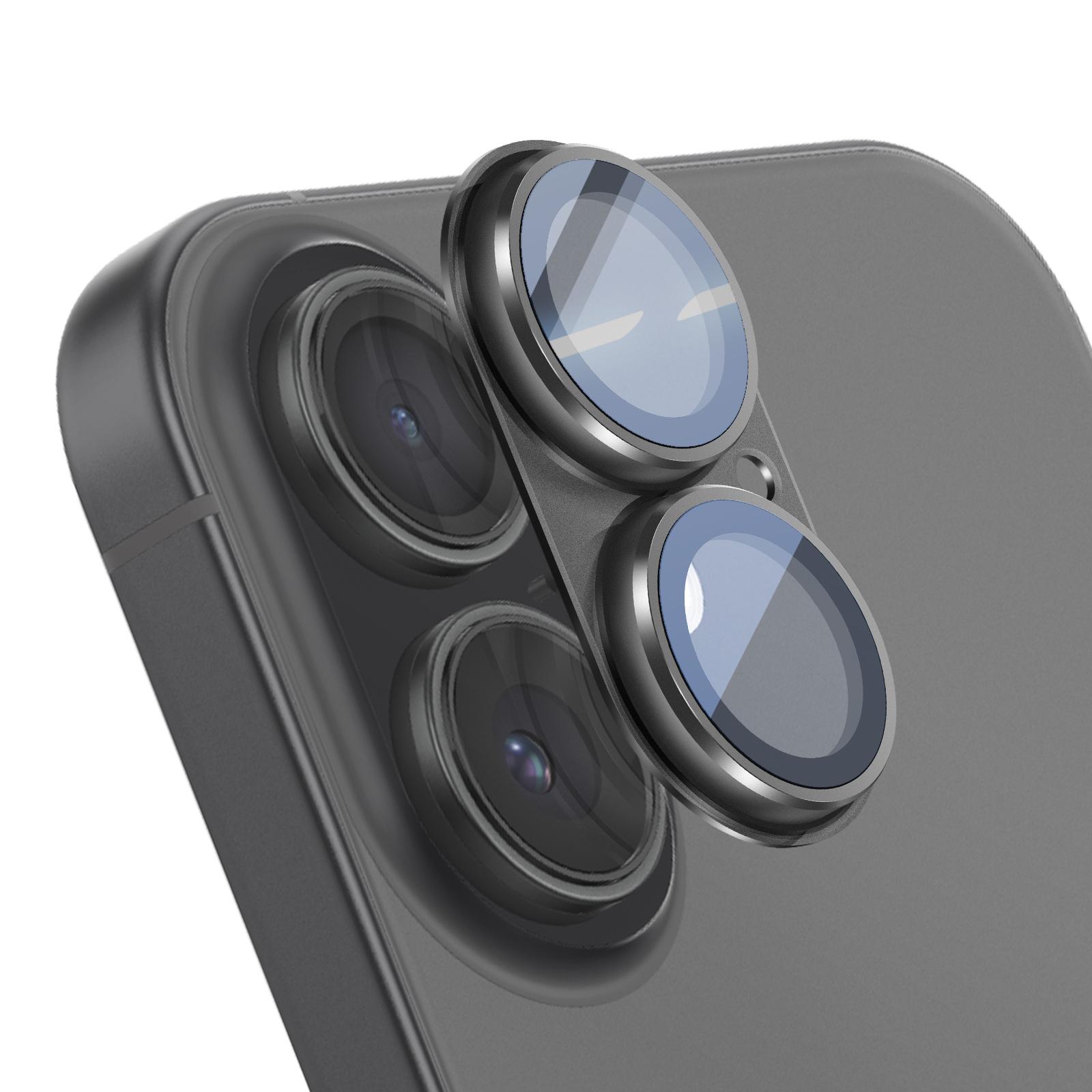Trois objectifs de caméra sur un smartphone sombre sur fond blanc.