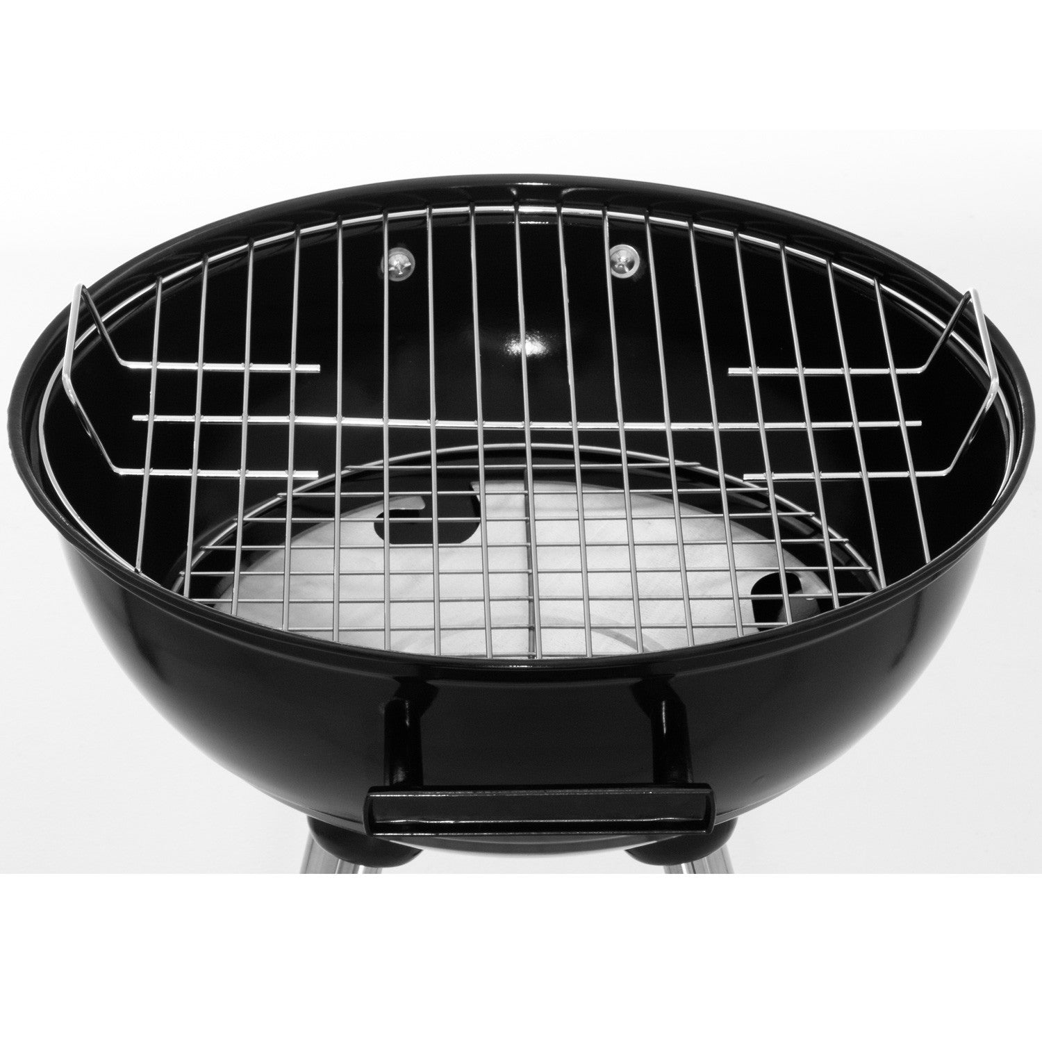 Een zwarte ketelgrill met chromen rooster en poten op een witte achtergrond.