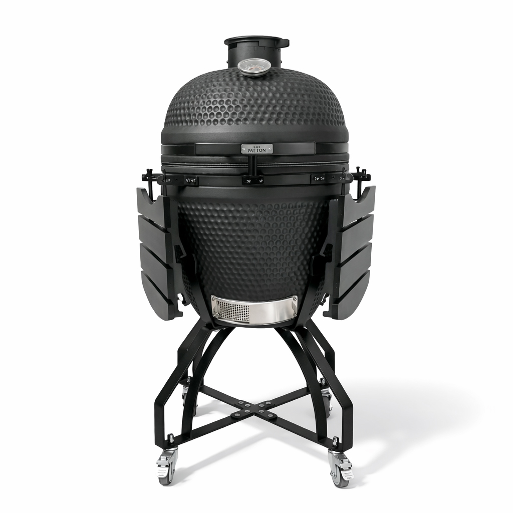 Zwarte keramische grill met deksel, thermometer en metalen onderstel op wielen.