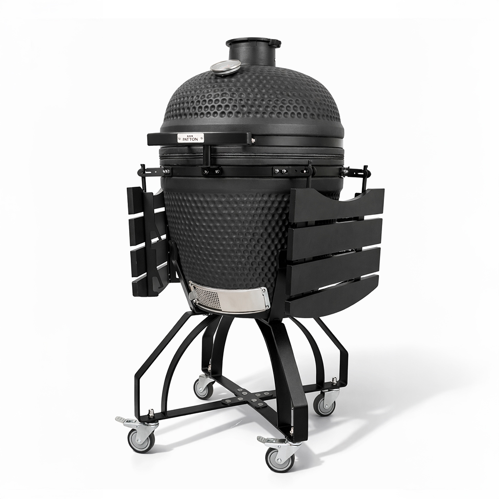 Zwarte keramische grill met metalen planken en wielen op witte achtergrond.