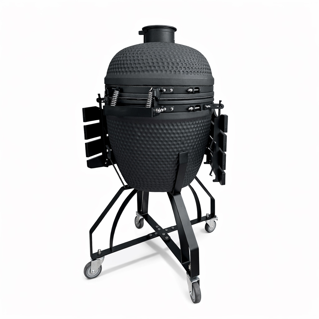 Een zwarte keramische grill met deksel, planken en wielen op witte achtergrond.
