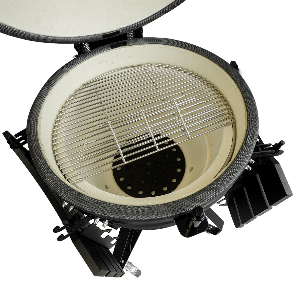 Een open keramische grill met metalen rooster en ventilatiegaten op een zwart onderstel.