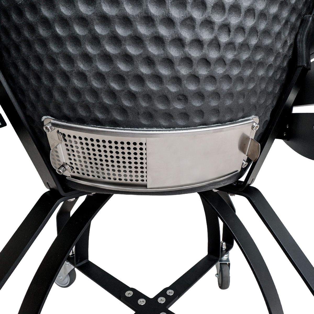 Zwarte keramische grill met honingraatstructuur, metalen onderstel en wielen.