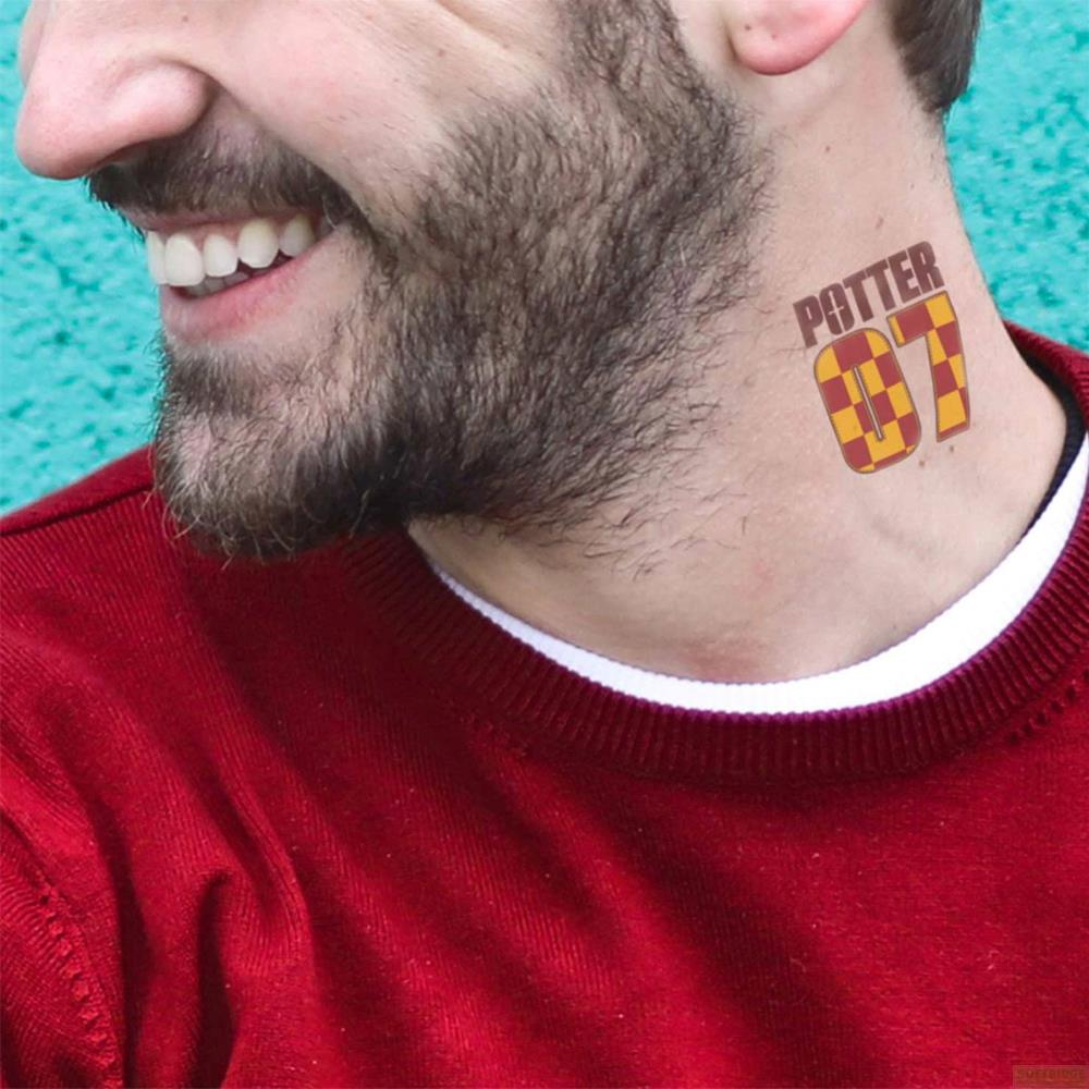 Mann mit Bart trägt rotes Sweatshirt, Potter 07 Tattoo am Hals.