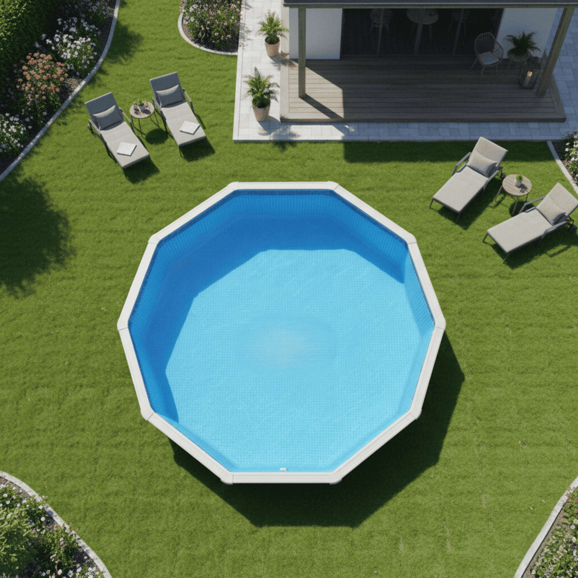 Una piscina octogonal con agua azul en un jardín, con tumbonas cerca.