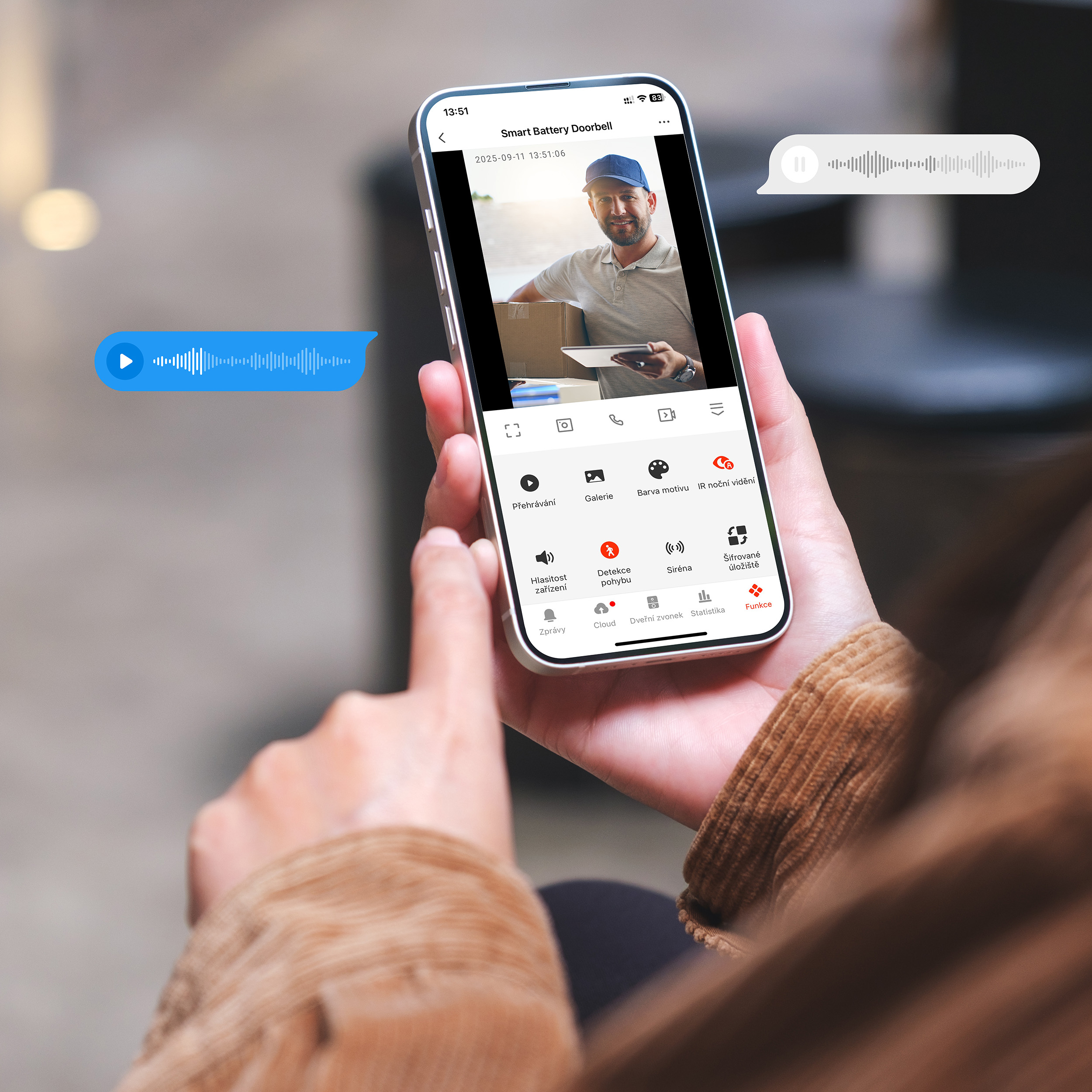 Persona che tiene smartphone mostrando video live del campanello con fattorino.
