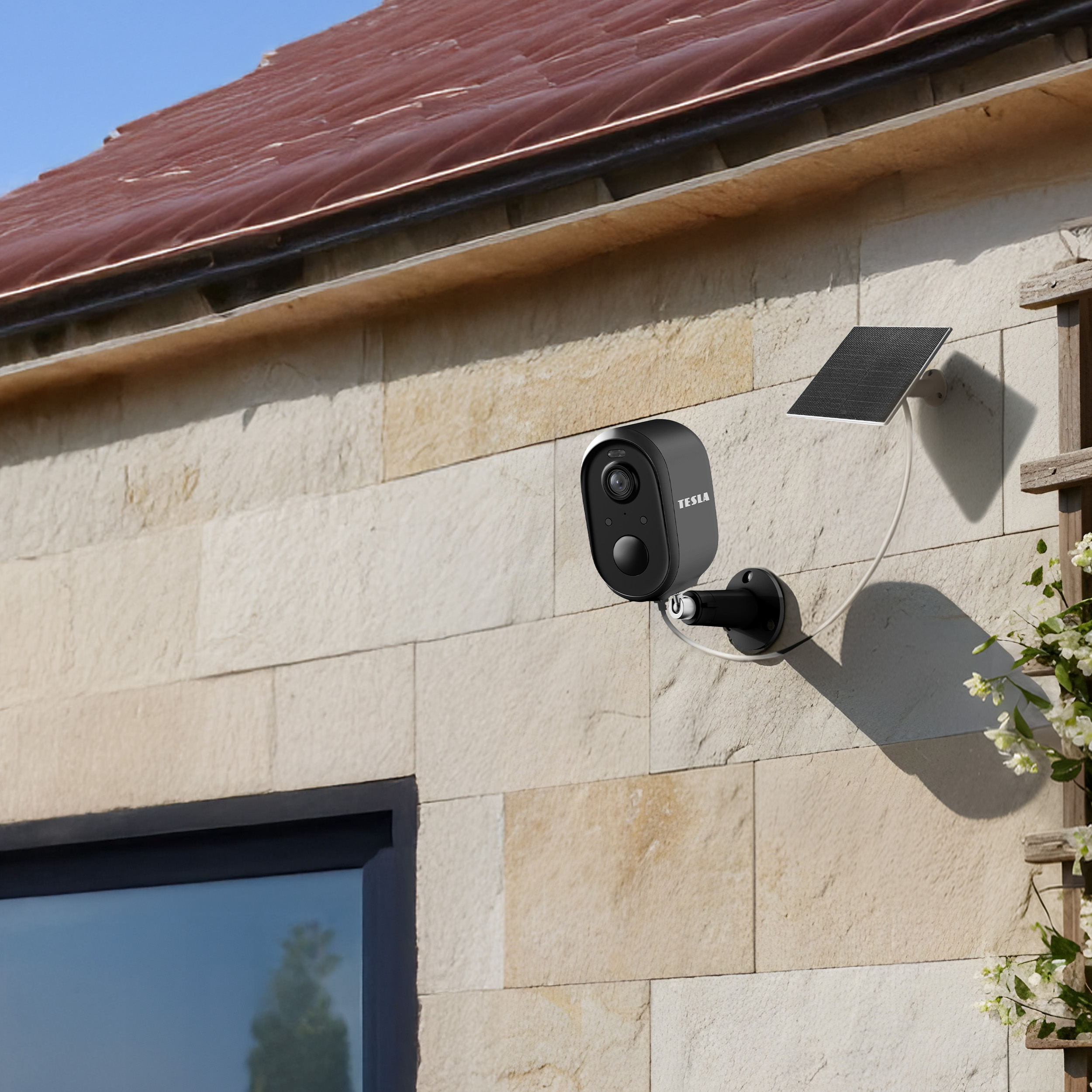 Una telecamera Tesla nera con pannello solare fissata a un muro di pietra.