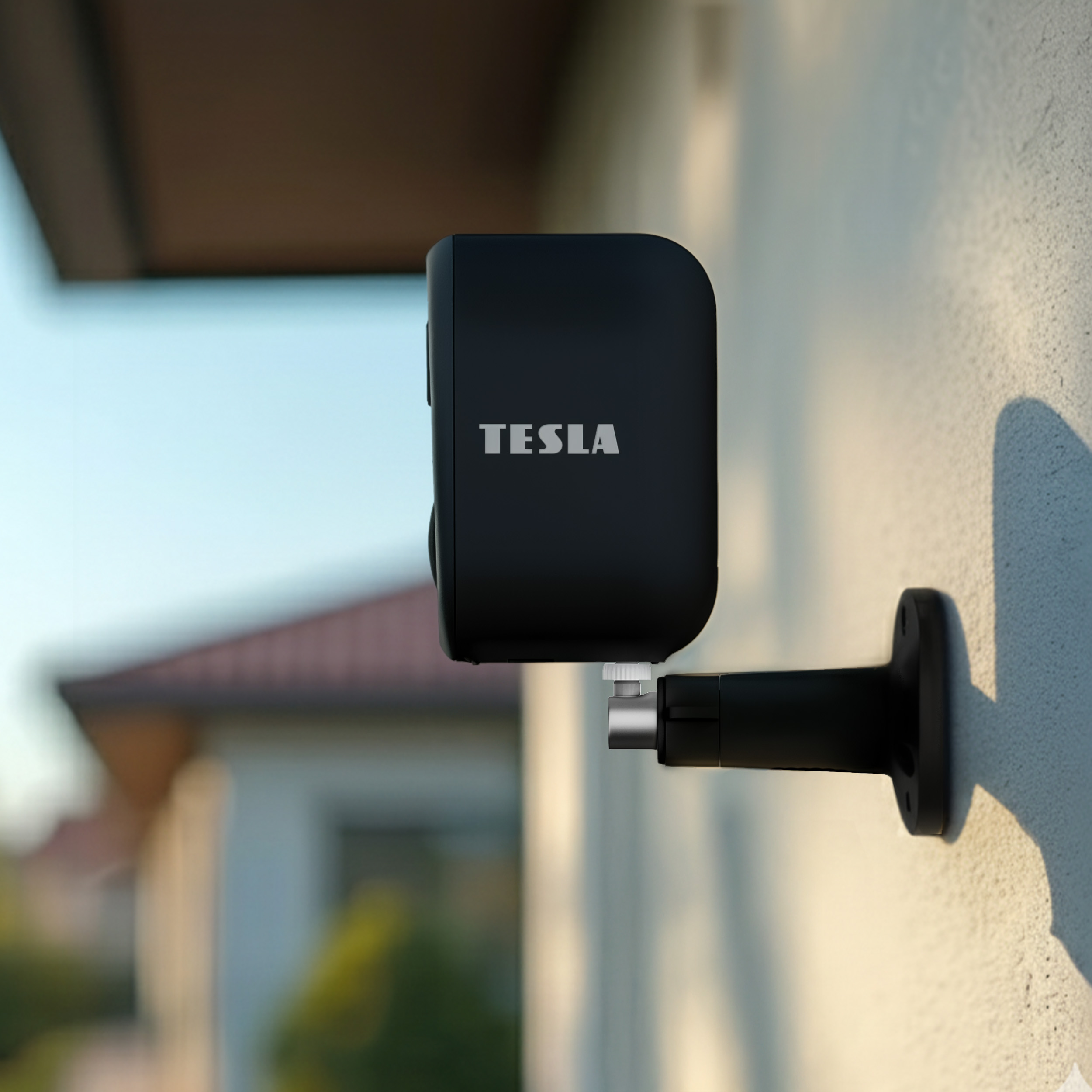Telecamera Tesla nera montata sul muro di una casa.