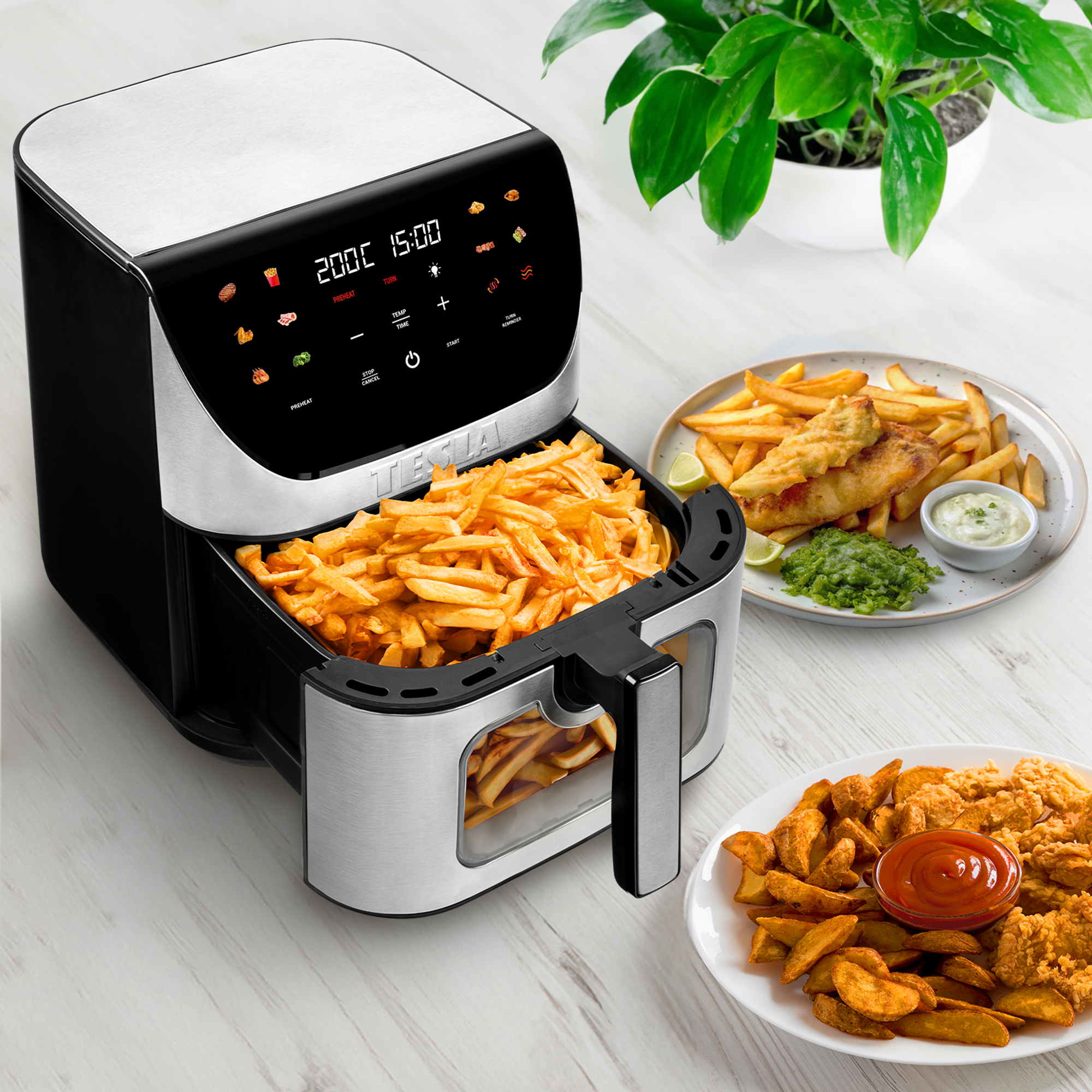 Una friggitrice ad aria argentata e nera con patatine e fish & chips.