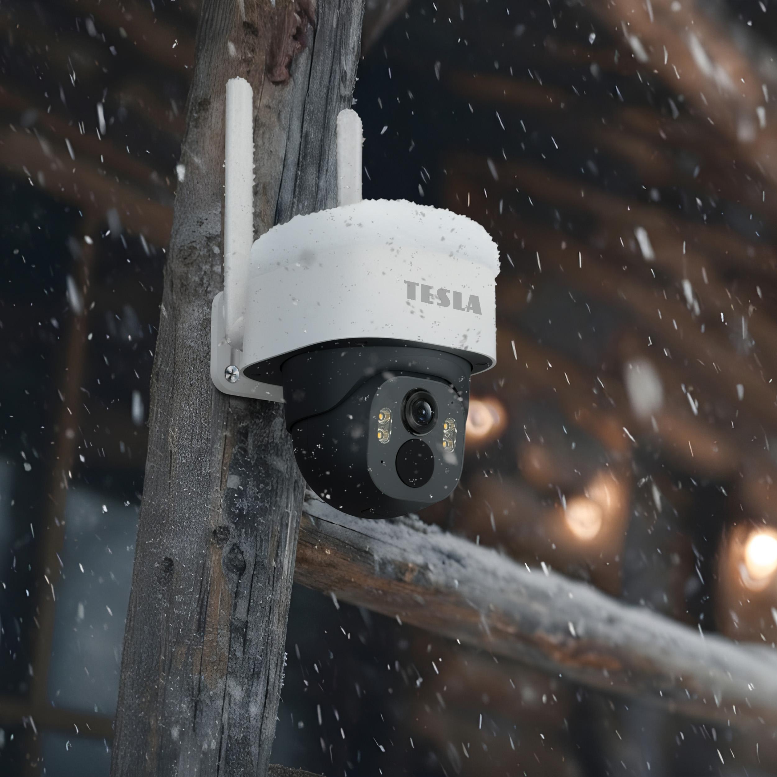 Una telecamera bianca Tesla è montata su un palo di legno mentre nevica.