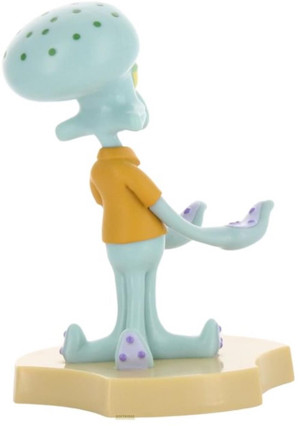 Eine hellblaue Figur von Squidward mit lila Tupfen auf einem Sand-Sockel.