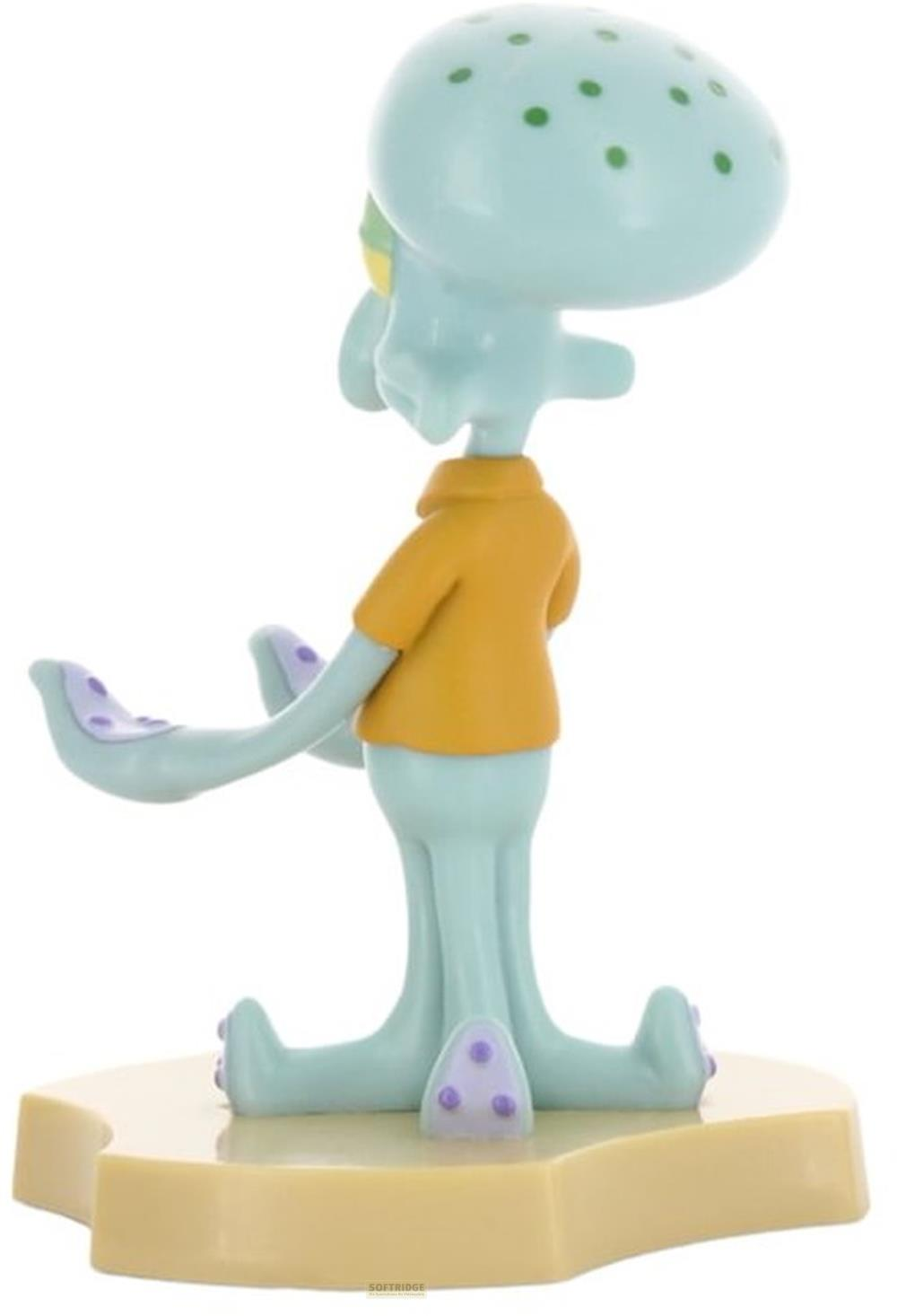 Eine hellblaue Figur von Squidward Tentakel trägt ein orangefarbenes Hemd auf einer beigefarbenen Basis.