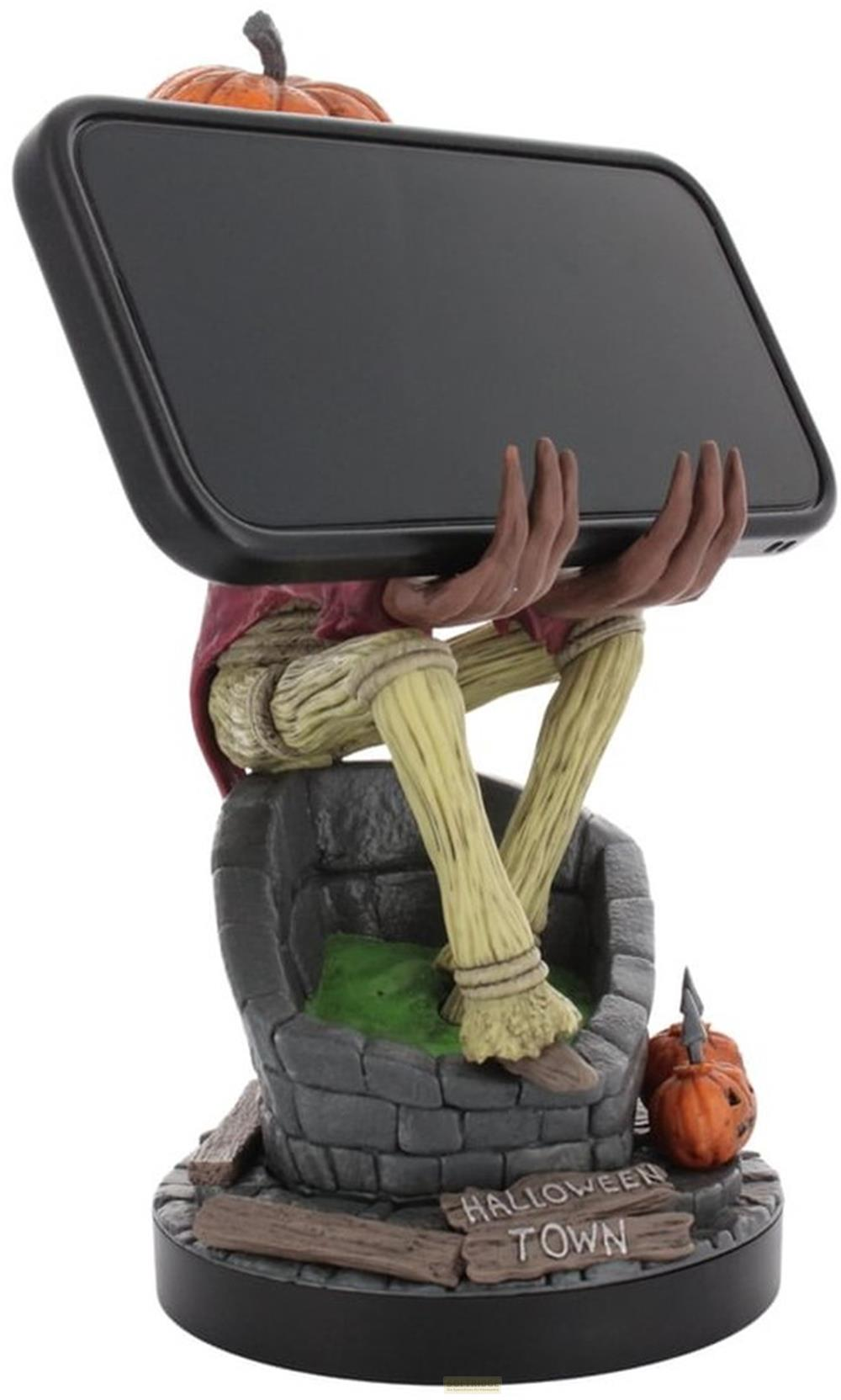 Una figura de Halloween Town sosteniendo un teléfono inteligente.