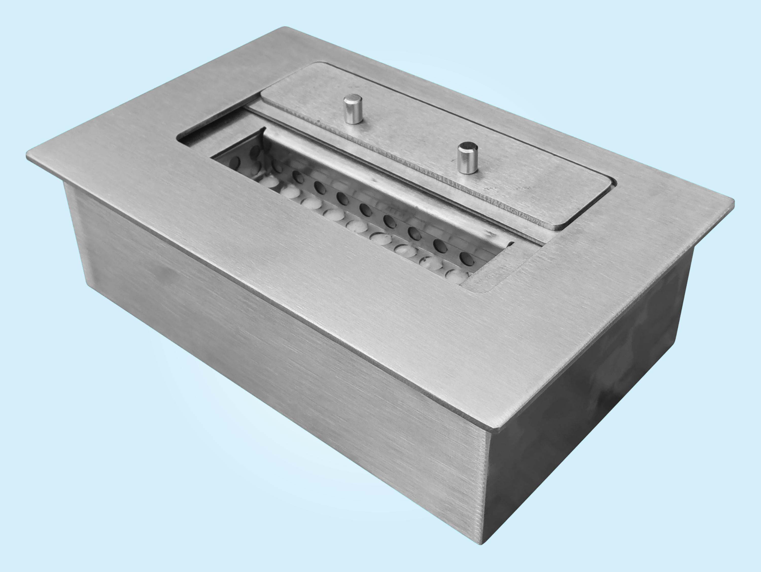 Un inserto rectangular plateado para chimenea de bioetanol de metal cepillado.