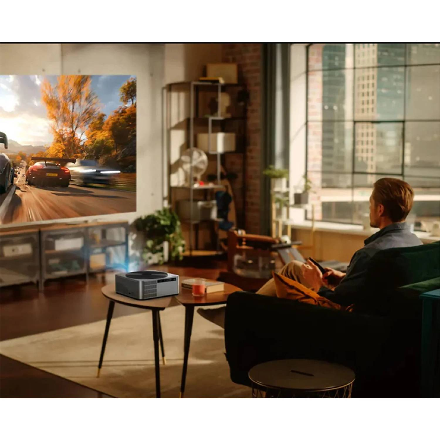 Mężczyzna ogląda projektor wyświetlający grę wyścigową na ścianie.