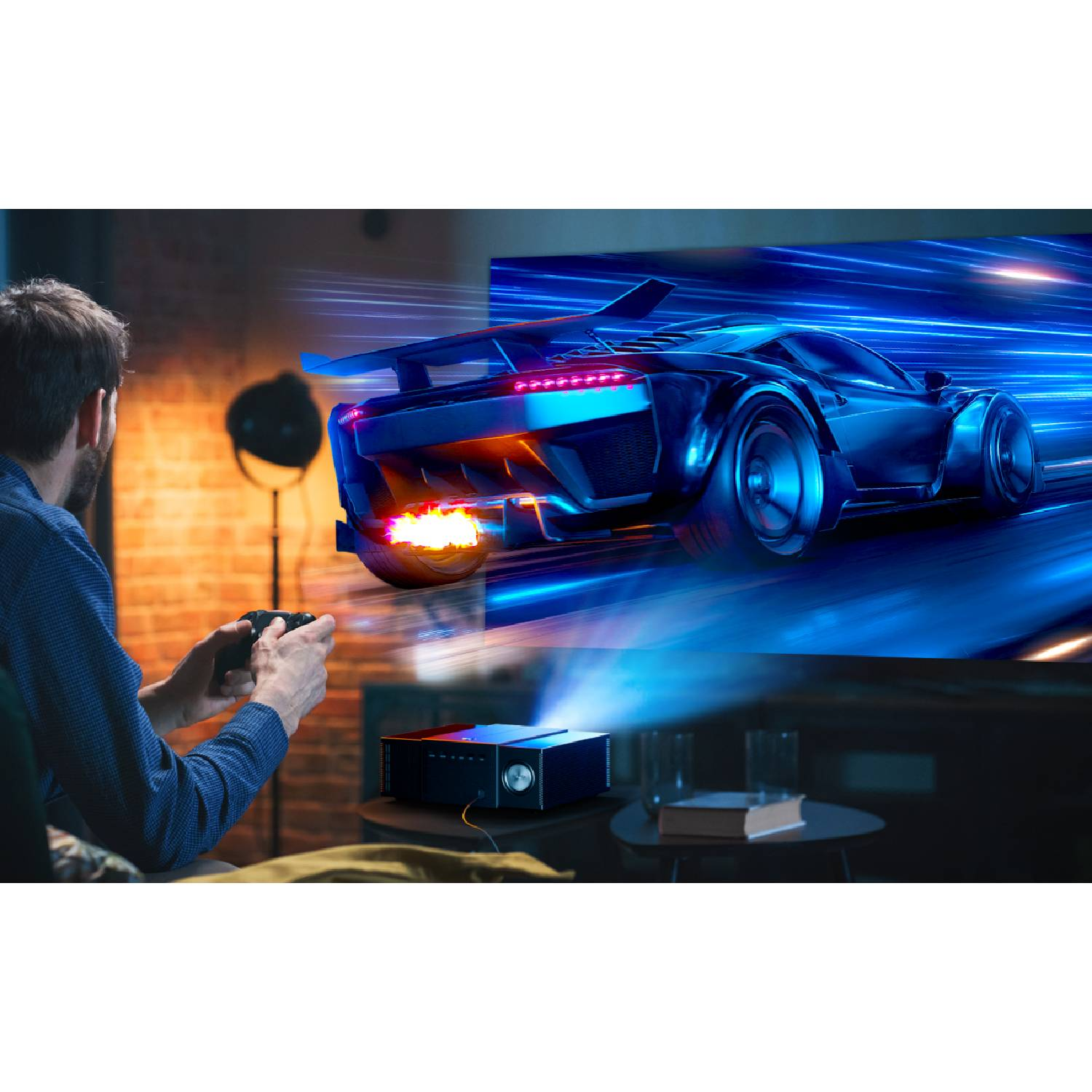 Mężczyzna gra w grę wideo na projektorze z samochodem wyścigowym.
