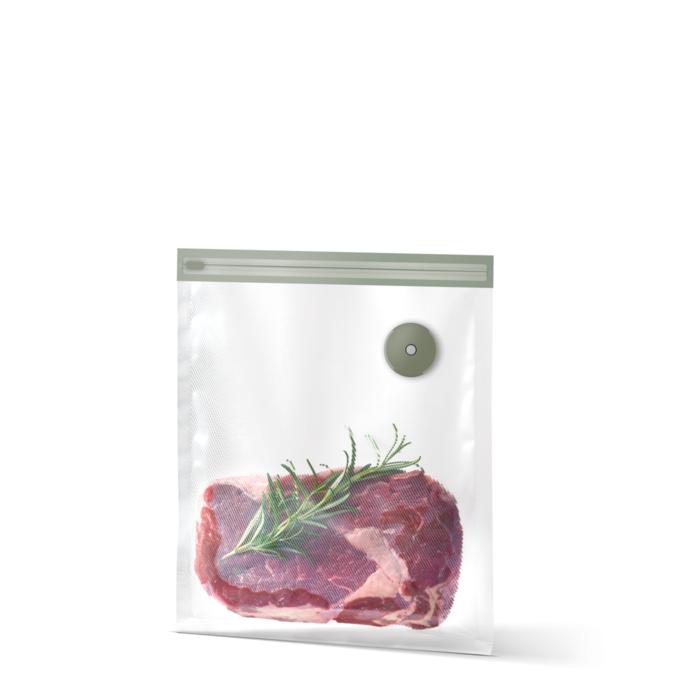 Un filete crudo con romero en una bolsa sellada al vacío.