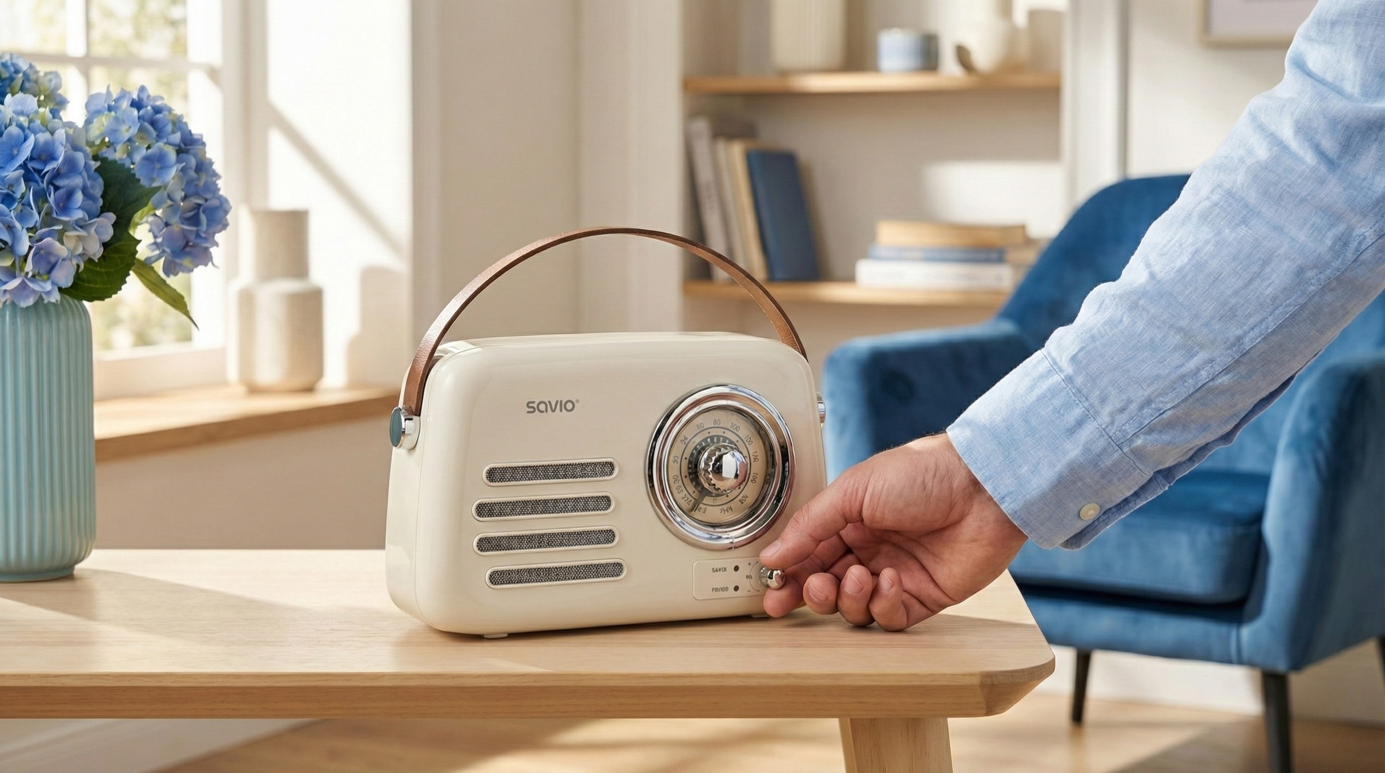 Mężczyzna reguluje kremowe radio retro. Niebieskie hortensje w wazonie.