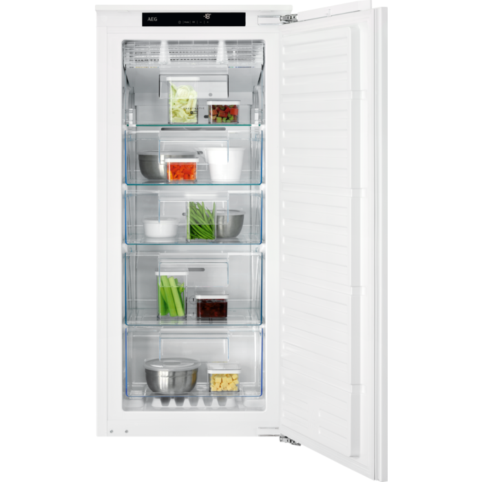 Offener weißer Kühlschrank mit Gemüse und Obst in transparenten Behältern.