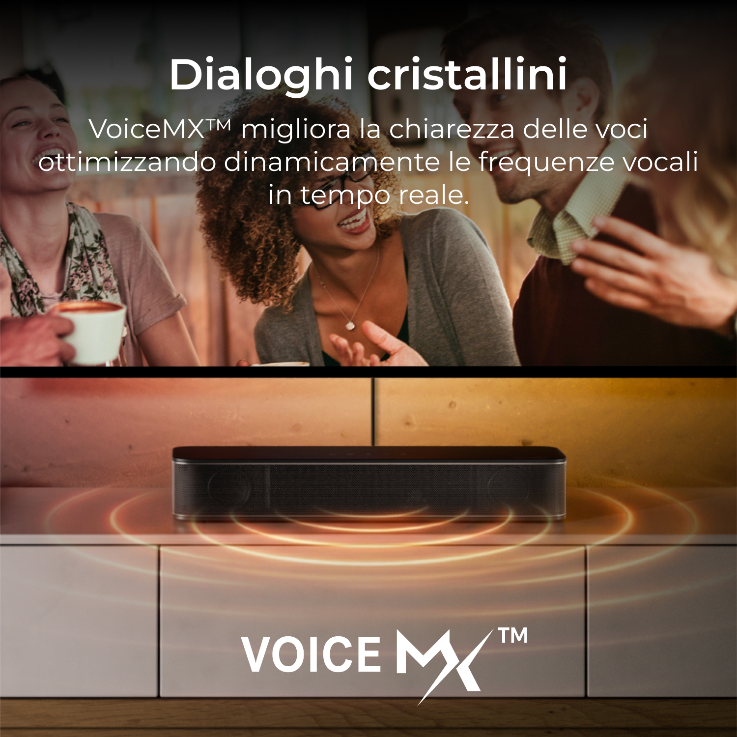 Soundbar con effetto onda, persone che ridono sullo sfondo.