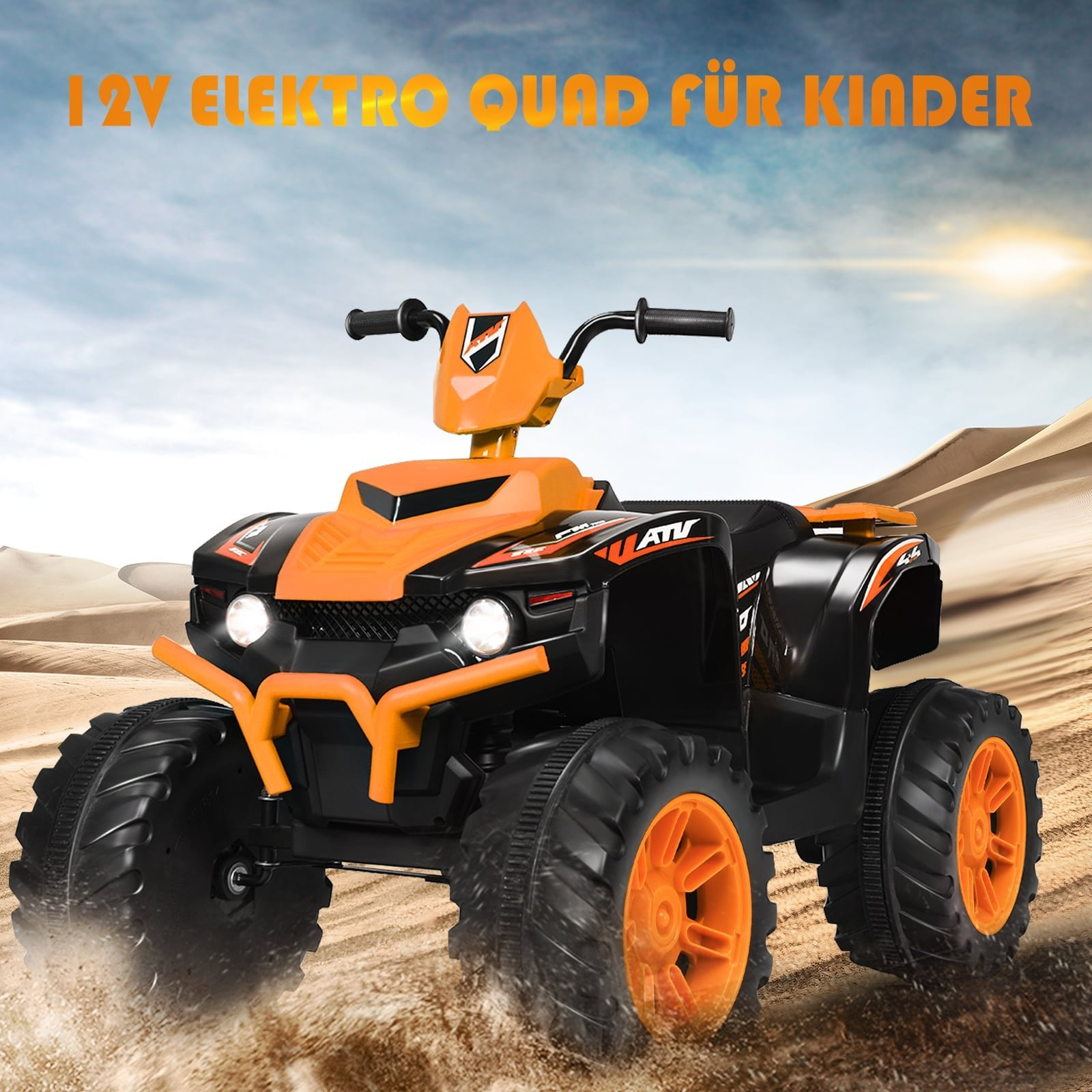 Un quad infantil negro y naranja conduce por arena. El cielo es azul.