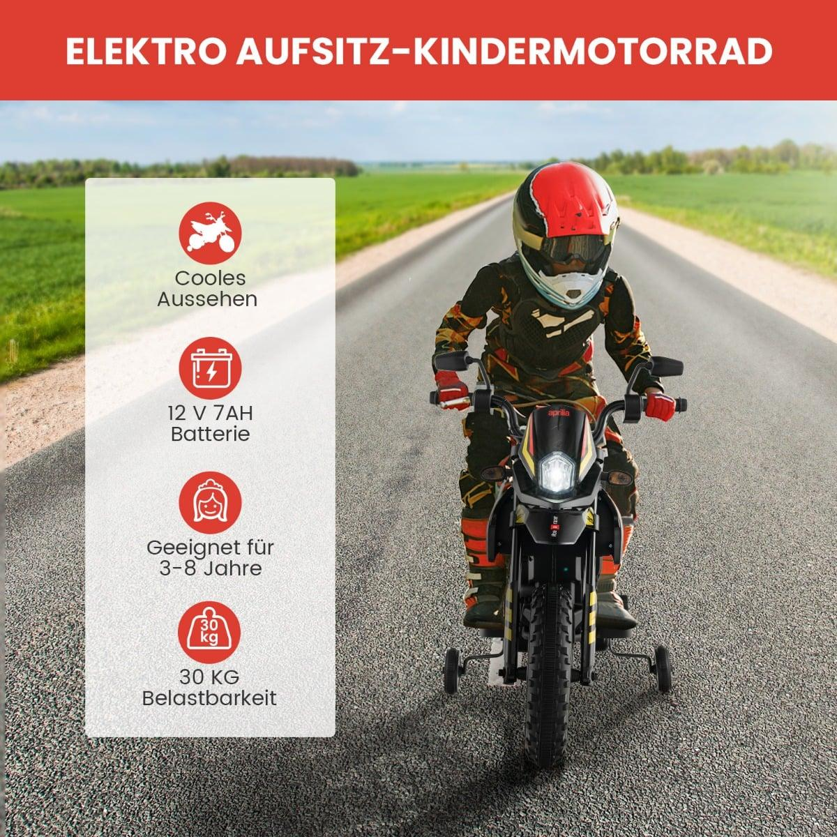 Un niño monta una motocicleta eléctrica con ruedas de apoyo en una carretera.