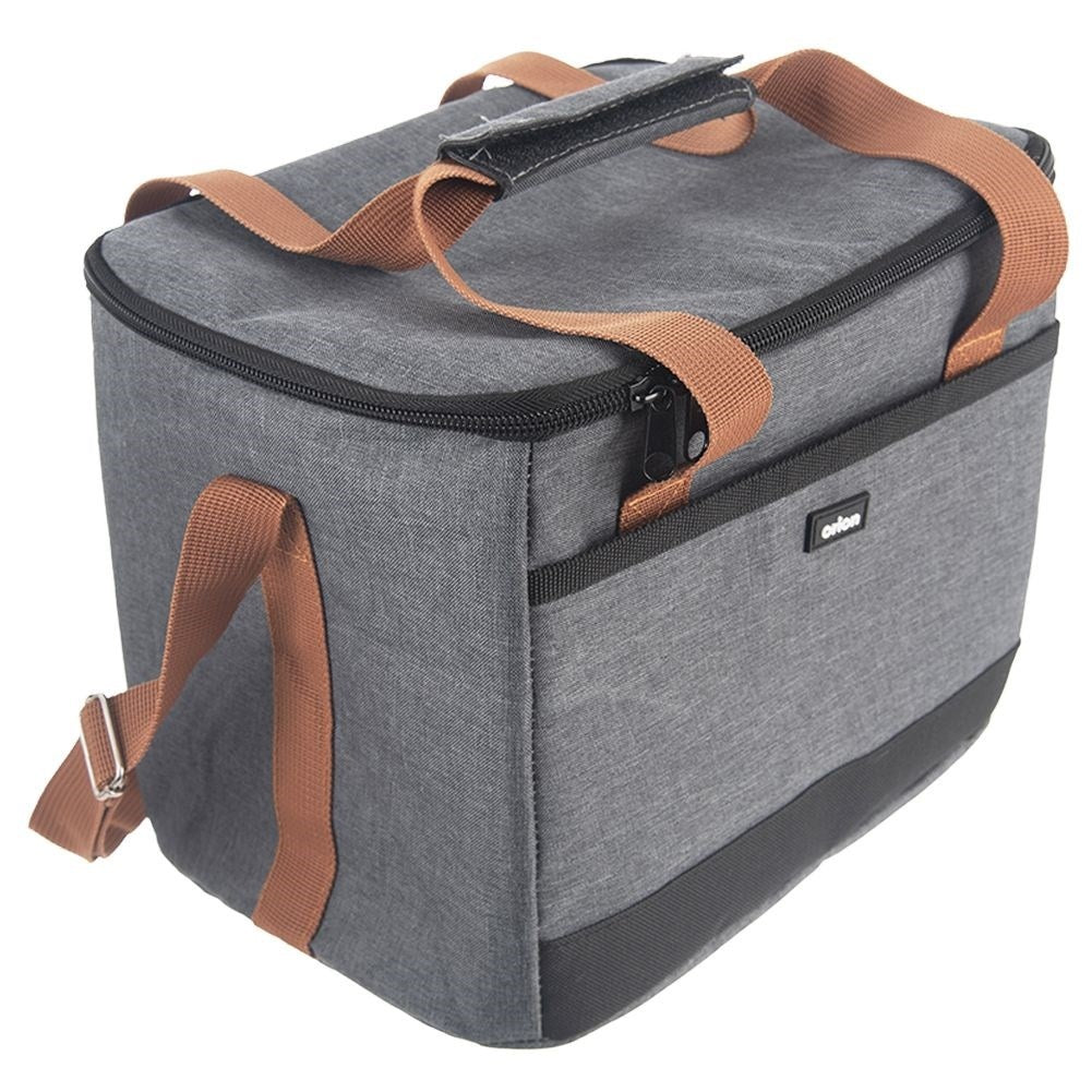 Bolsa nevera gris con correas marrones y cierre de cremallera.