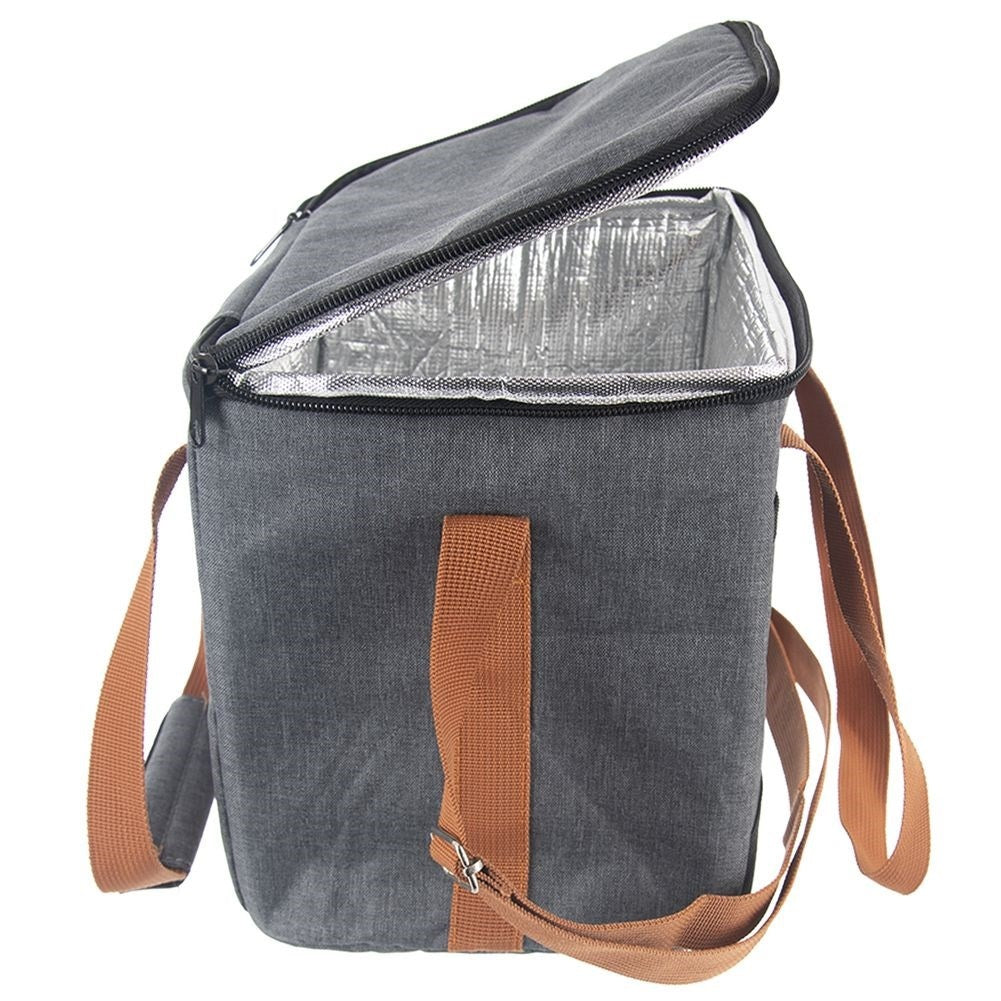Bolsa térmica gris con correas marrones y cremallera abierta.