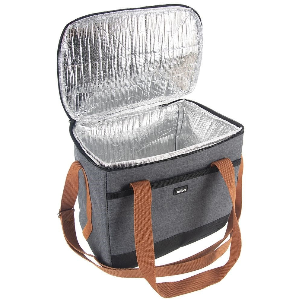 Bolsa nevera gris con correas marrones, interior plateado, abierta.