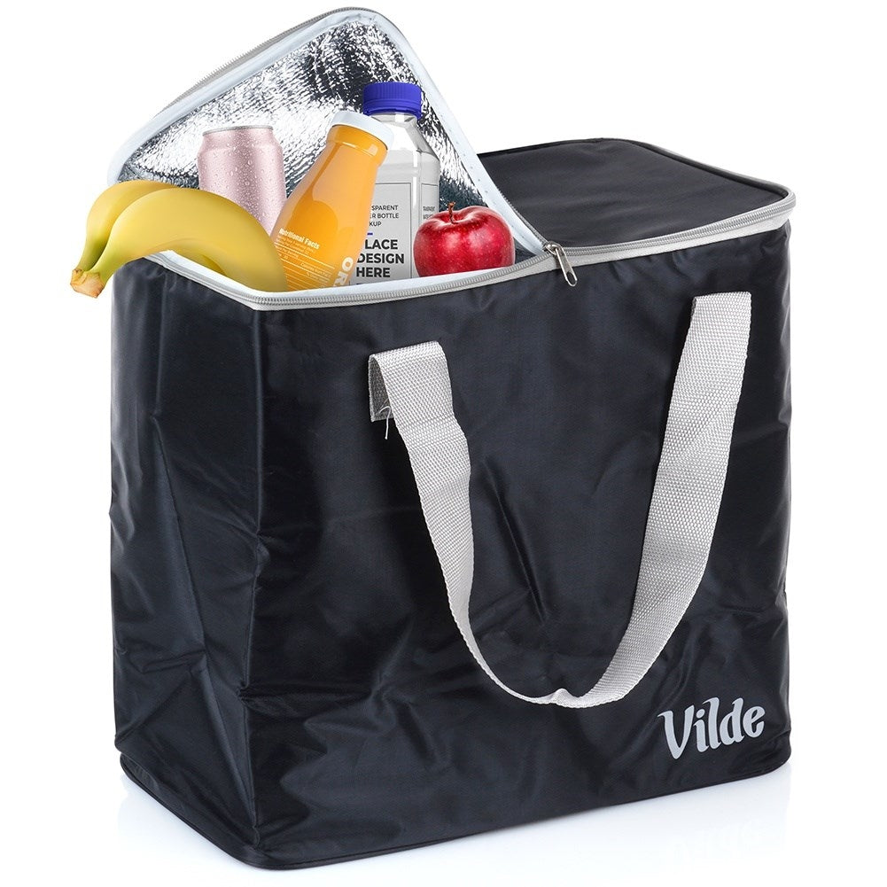 Bolsa térmica negra con plátanos, manzana, botella de jugo y latas.
