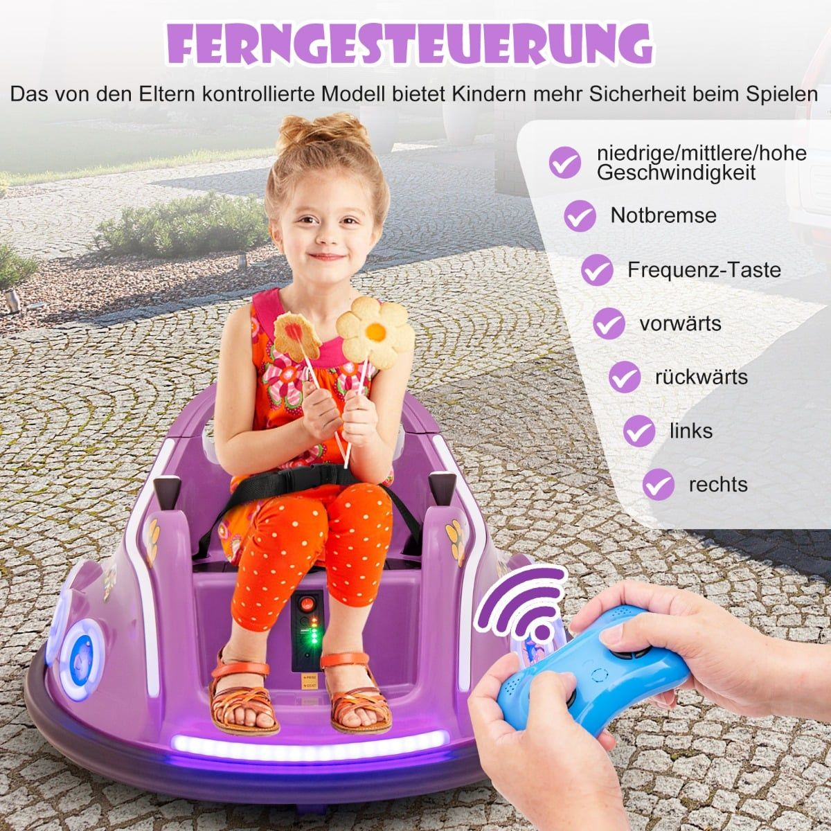 Una niña en un coche eléctrico morado con mando a distancia y golosinas.
