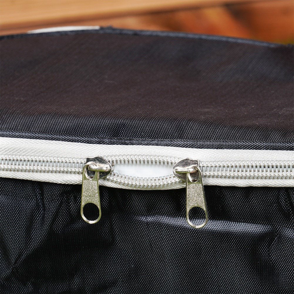 Dos cremalleras plateadas en una bolsa negra sobre madera.