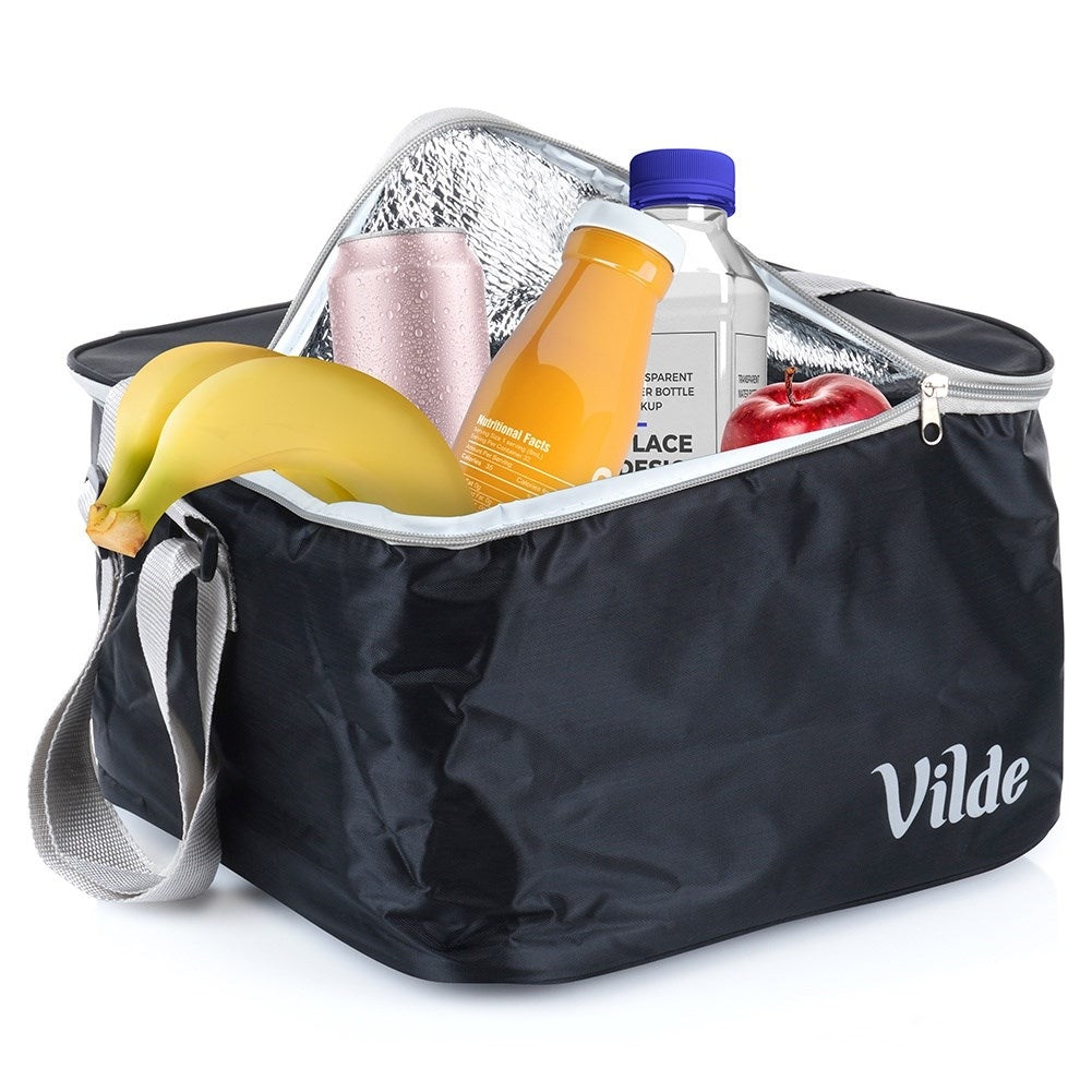 Una bolsa térmica negra Vilde llena de plátanos, jugo, agua, refresco y una manzana.