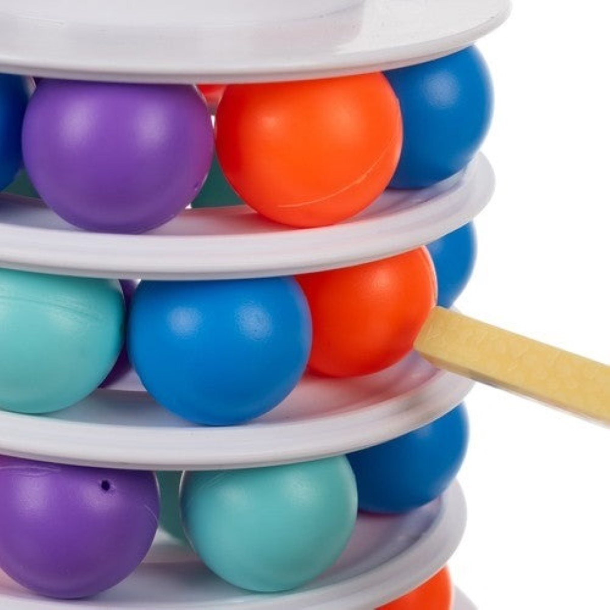 Una colorida torre de caída de bolas con pelotas azules, naranjas y moradas.