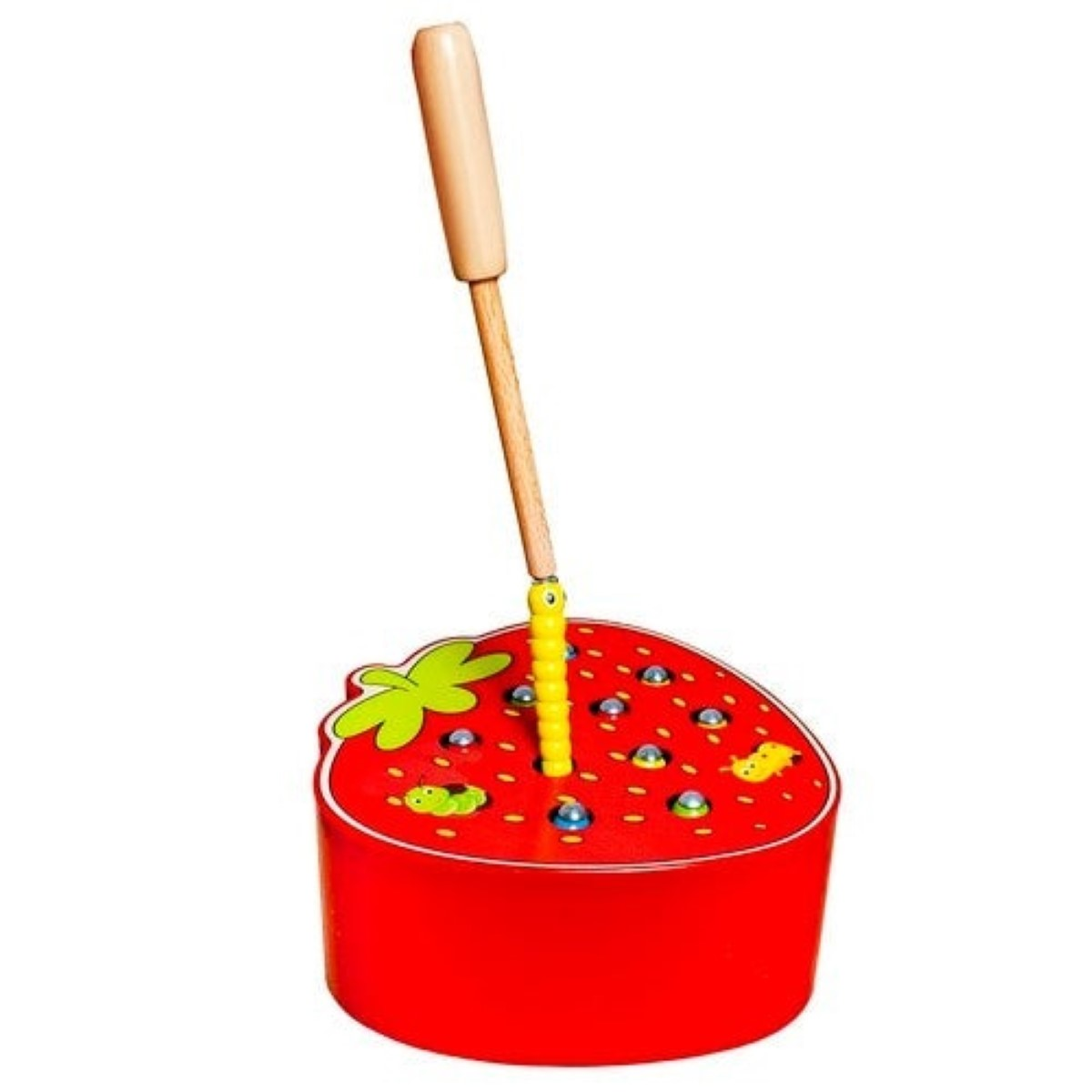 Un juguete de fresa rojo con un palo de madera sacando una oruga amarilla.
