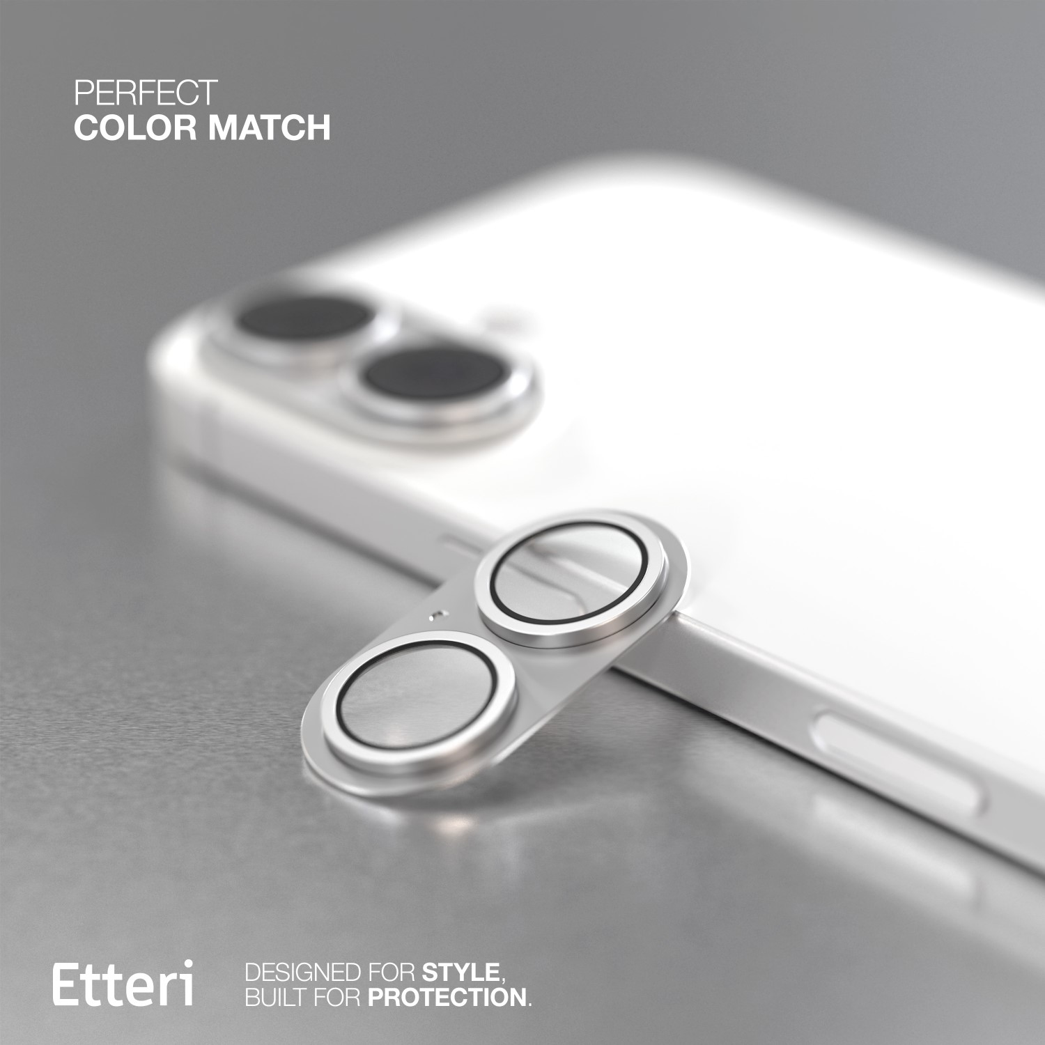 Protezione lente argento su smartphone bianco. Perfetta corrispondenza colore.