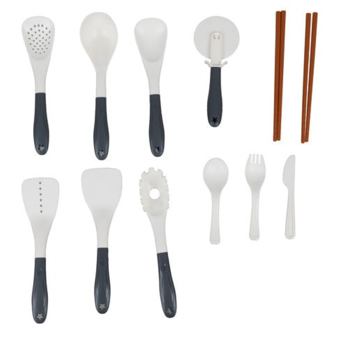 Una colección de utensilios de cocina blancos con mangos gris oscuro, incluyendo cucharas, espátulas, palillos y cubiertos.