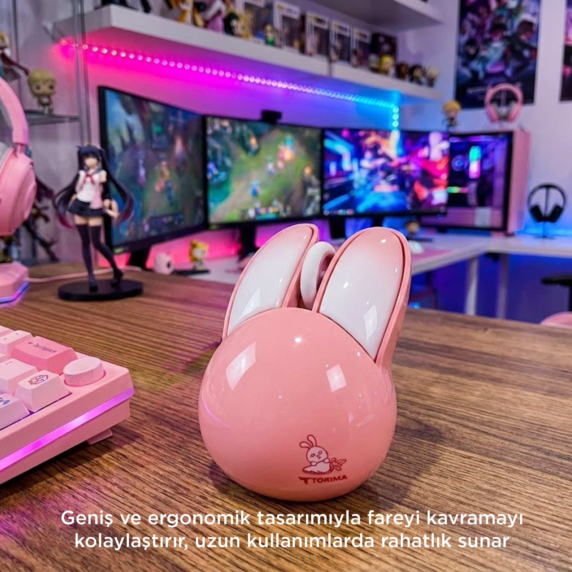 Ahşap bir masada pembe tavşan şeklinde fare ve klavye.