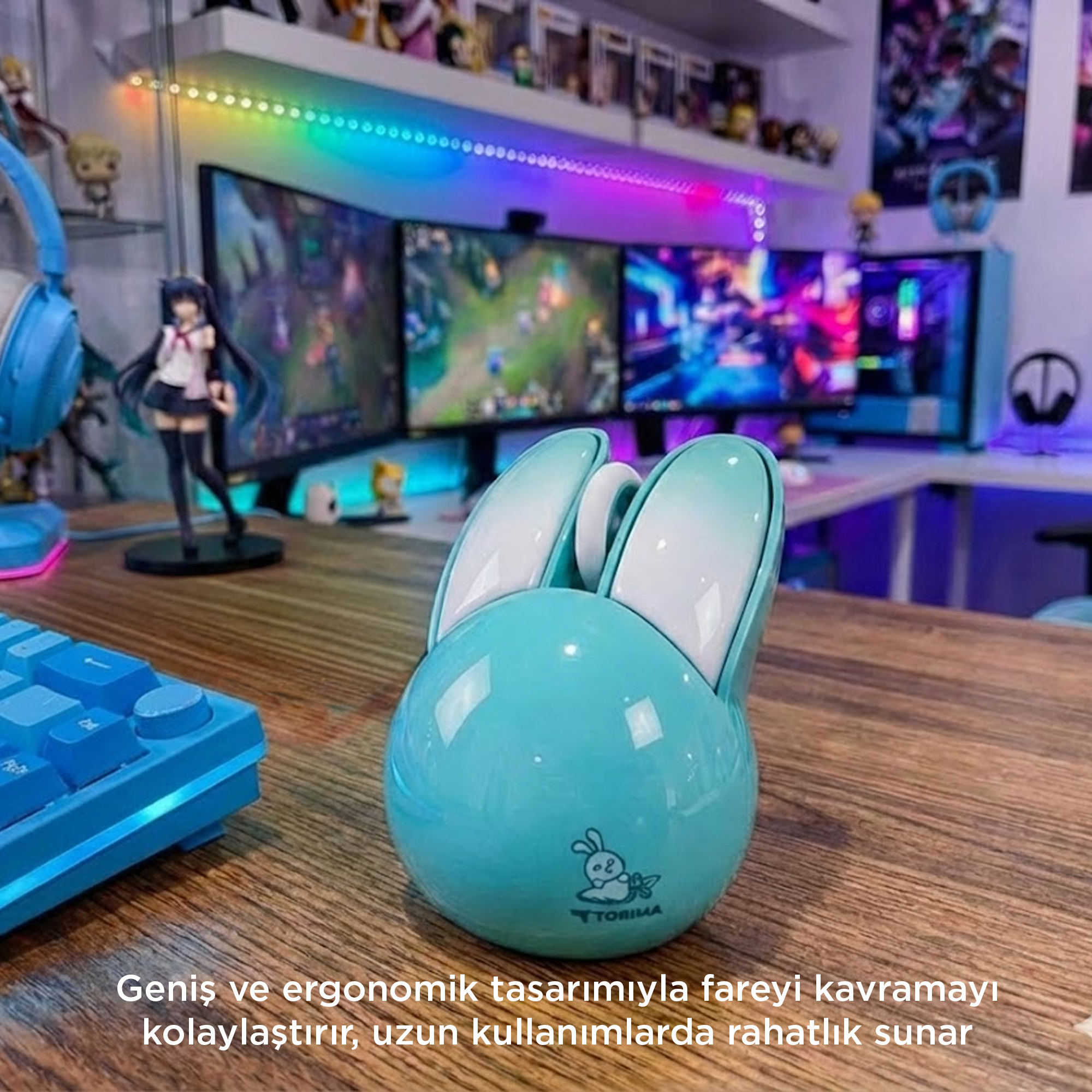 Üç monitör önünde ahşap masada turkuaz tavşan fare.