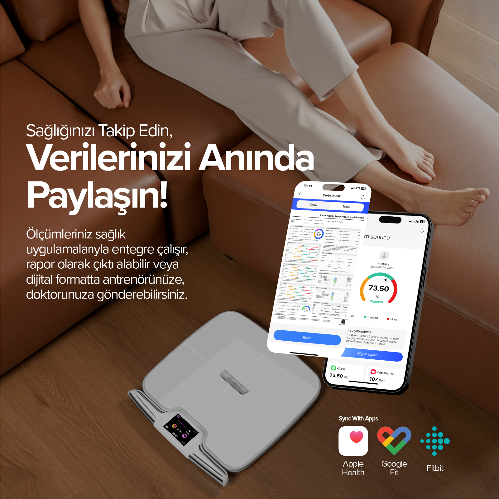 Bir tartı ve telefon sağlık verilerini gösteriyor. Arkada bir kişi koltukta oturuyor.