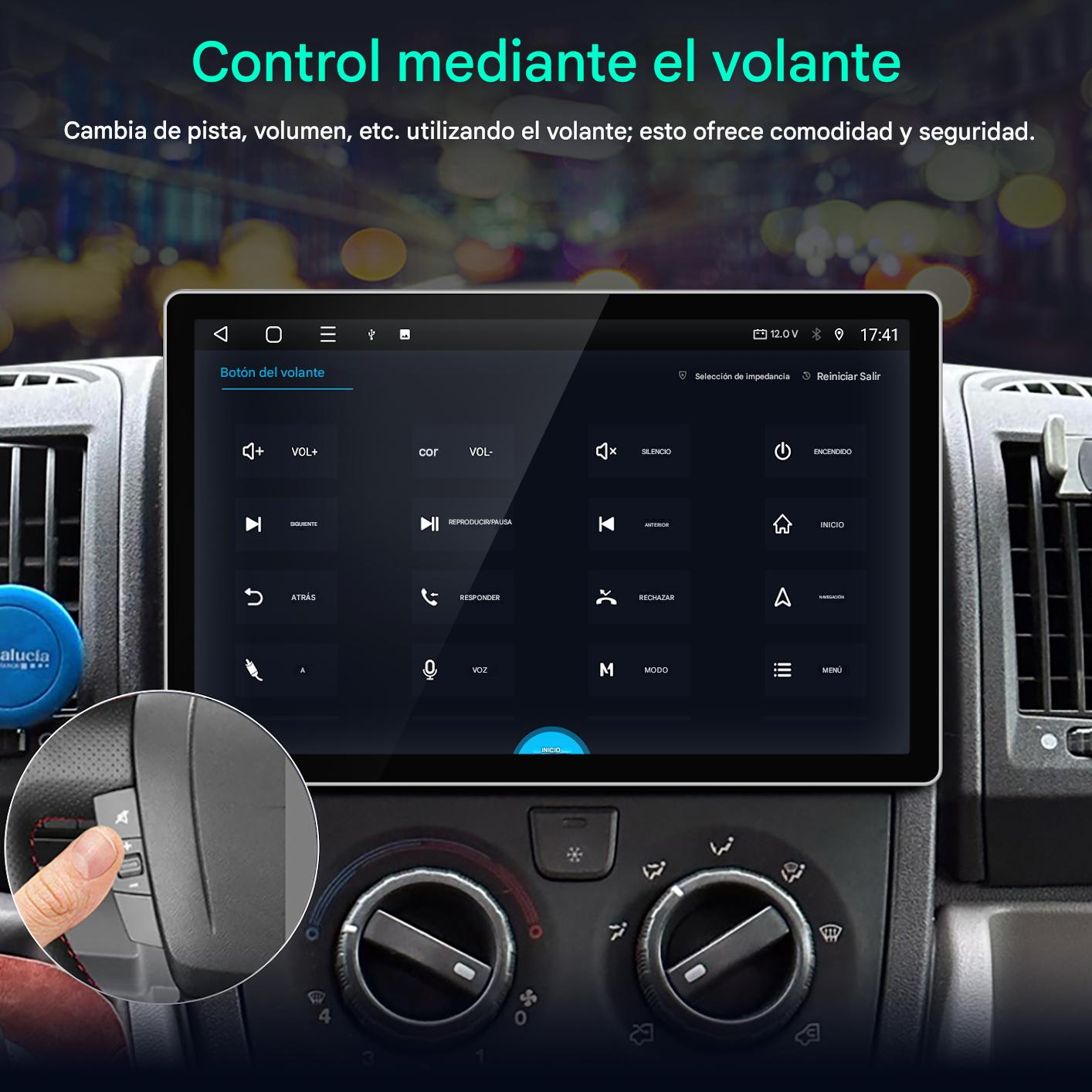 Un dedo presiona un botón del volante junto a una pantalla de infoentretenimiento.