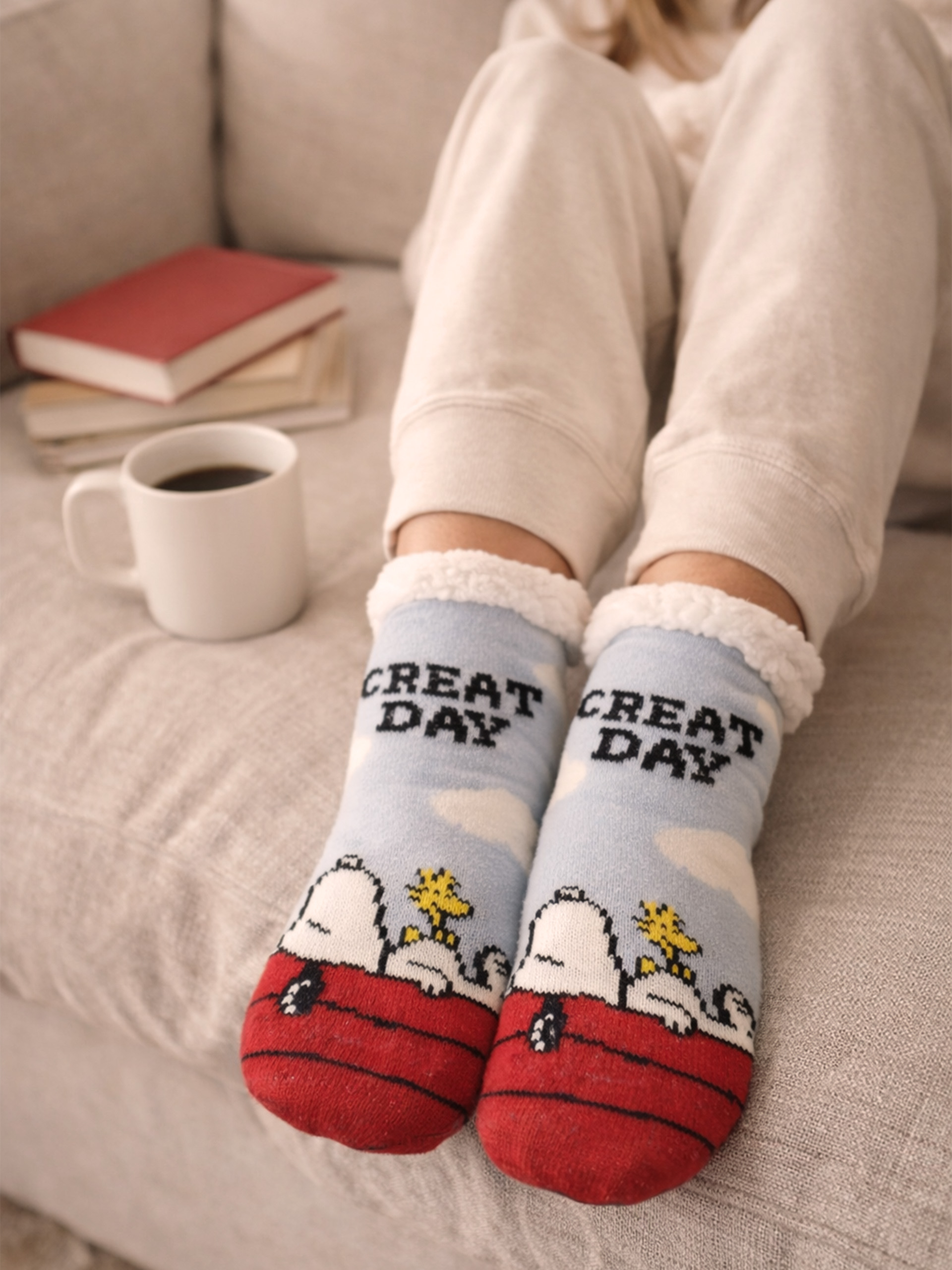 Süße Snoopy-Socken mit Teddyfutter, blauer Himmel, Wolken.